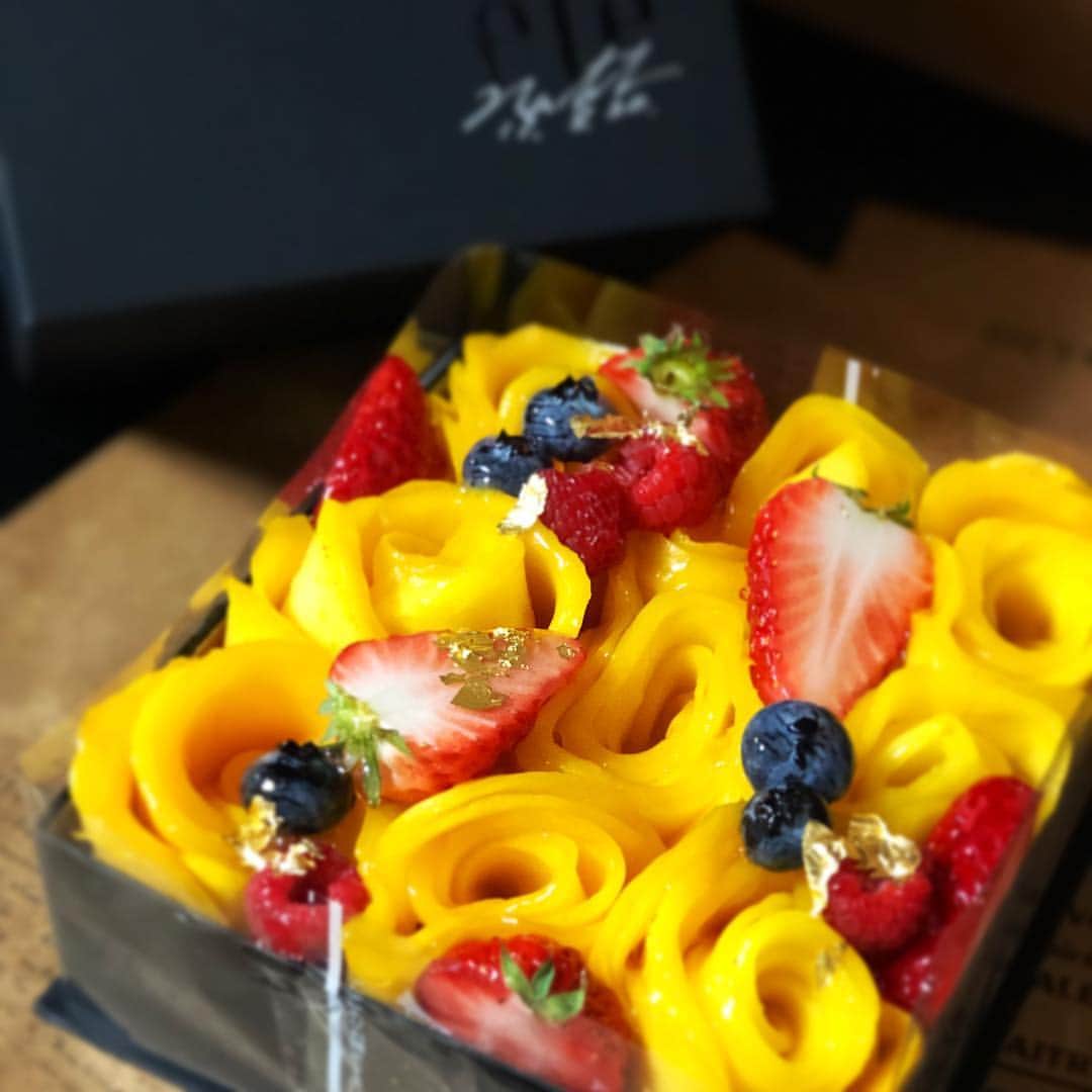 dorlisのインスタグラム：「😳😳😳 #dorlis #été #eteケーキ #マンゴー #cake #限定予約 #美味しすぎる #幸せ #happy #感謝」