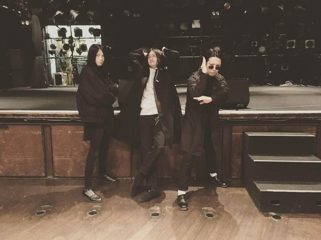 THE NOVEMBERSさんのインスタグラム写真 - (THE NOVEMBERSInstagram)「ツアー三本目 名古屋クアトロワンマン、終了。 今夜もよかった。ケンゴは予定があり帰京したので三人で📷  #thenovembers  #ANGELS #nagoya」3月20日 22時23分 - the_novembers