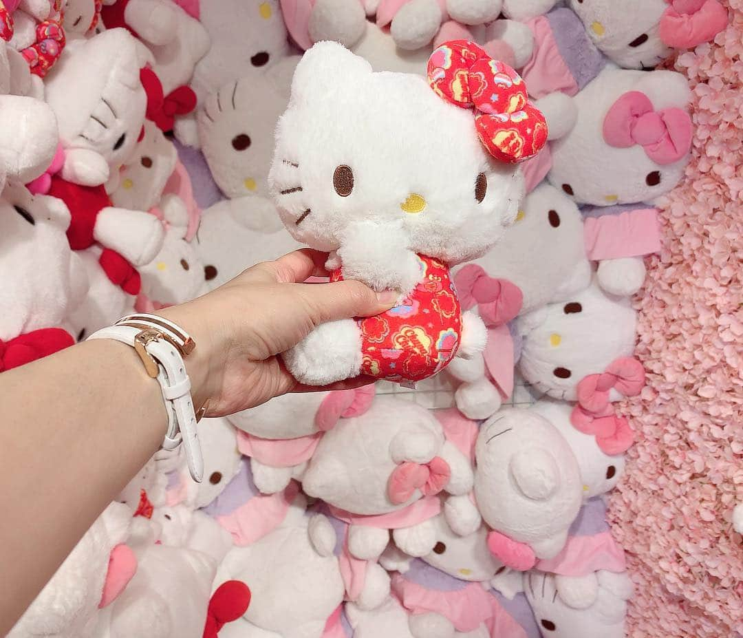 Miku Hirata 平田未来さんのインスタグラム写真 - (Miku Hirata 平田未来Instagram)「loves kitty just because she is smiling at all around the world🌏 桜に囲まれて🌸HELLO KITTY SMILE (@hellokittysmile.awaji )の、ギャラリー＆シアターです✨ * 一度は行きたいと思っていた、#ハローキティスマイル ☺️💓 #キティ好き だと本当にスマイルしか出てきません🥰 * 子連れ淡路島で、 新幹線🚅〜特急🚃〜タクシー🚕〜船🚢〜バス🚌〜を乗り継いで来ましたが、 レストランやカフェも充実しているのでゆっくりできます☕️ (息子たちも乗り物好きなので、ほぼずっと起きてました🥰) * シアターでは、プロジェクションマッピングもあり、次男は特にうっとりしていました(ここだけ撮影不可です🙅‍♀️)😉✨ * 明日3/21リニューアルオープンのカフェもあるので、また行けたらいいなと思います❣️ たくさん写真を撮ったので、 随時載せますネ！ * * 詳細はHPをご覧ください💝 📍HELLO KITTY SMILE https://awaji-resort.com/hellokittysmile/‬ Adress ‪〒656-1721 兵庫県淡路市野島蟇浦985-1 　0799-70-9037‬ * * 📍HELLO KITTY SMILE　 ギャラリー＆シアター  営業時間：11：20～19：00（最終18：40） 　定休日：火曜日 入場料：大人　1,500円（税込） 　子供　750円（税込） * * #岩屋港 から、シャトルバス出てます🚌😉💓 * #hellokittysmile #hellokitty #ハローキティスマイル #ハローキティスマイルレストラン #ハローキティカフェ #キティーちゃん #キティカフェ #キティ活  #ハローキティコラボ #淡路島カフェ巡り  #awajishima #子連れ旅行記  #淡路島観光 #可愛いスポット  #ピンクスポット #chesty #チェスティワンピース #チェスティコーデ #男の子ママコーデ #いいね返し」3月20日 22時15分 - miku.hirata