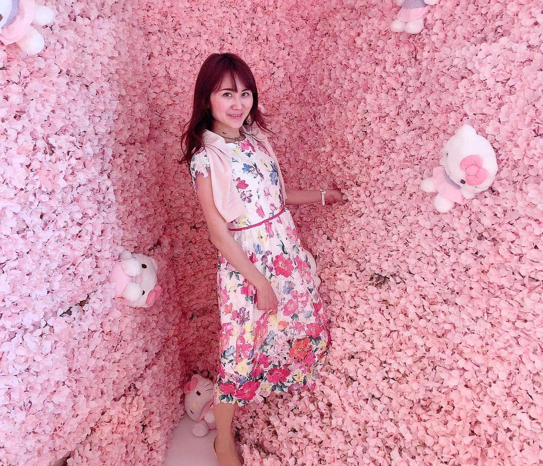 Miku Hirata 平田未来さんのインスタグラム写真 - (Miku Hirata 平田未来Instagram)「loves kitty just because she is smiling at all around the world🌏 桜に囲まれて🌸HELLO KITTY SMILE (@hellokittysmile.awaji )の、ギャラリー＆シアターです✨ * 一度は行きたいと思っていた、#ハローキティスマイル ☺️💓 #キティ好き だと本当にスマイルしか出てきません🥰 * 子連れ淡路島で、 新幹線🚅〜特急🚃〜タクシー🚕〜船🚢〜バス🚌〜を乗り継いで来ましたが、 レストランやカフェも充実しているのでゆっくりできます☕️ (息子たちも乗り物好きなので、ほぼずっと起きてました🥰) * シアターでは、プロジェクションマッピングもあり、次男は特にうっとりしていました(ここだけ撮影不可です🙅‍♀️)😉✨ * 明日3/21リニューアルオープンのカフェもあるので、また行けたらいいなと思います❣️ たくさん写真を撮ったので、 随時載せますネ！ * * 詳細はHPをご覧ください💝 📍HELLO KITTY SMILE https://awaji-resort.com/hellokittysmile/‬ Adress ‪〒656-1721 兵庫県淡路市野島蟇浦985-1 　0799-70-9037‬ * * 📍HELLO KITTY SMILE　 ギャラリー＆シアター  営業時間：11：20～19：00（最終18：40） 　定休日：火曜日 入場料：大人　1,500円（税込） 　子供　750円（税込） * * #岩屋港 から、シャトルバス出てます🚌😉💓 * #hellokittysmile #hellokitty #ハローキティスマイル #ハローキティスマイルレストラン #ハローキティカフェ #キティーちゃん #キティカフェ #キティ活  #ハローキティコラボ #淡路島カフェ巡り  #awajishima #子連れ旅行記  #淡路島観光 #可愛いスポット  #ピンクスポット #chesty #チェスティワンピース #チェスティコーデ #男の子ママコーデ #いいね返し」3月20日 22時15分 - miku.hirata