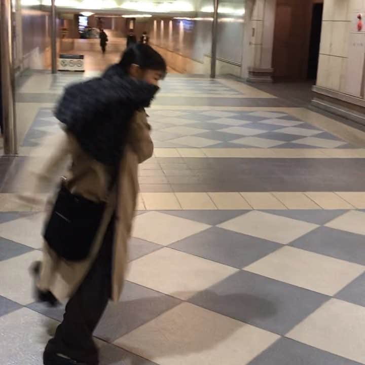 のインスタグラム：「事務所の人達で食事した帰り道、突然起きた衝撃の出来事（笑） #森七菜#運動中らしい#発想力豊か#引き笑いごめんなさい#ななちゃん面白い」