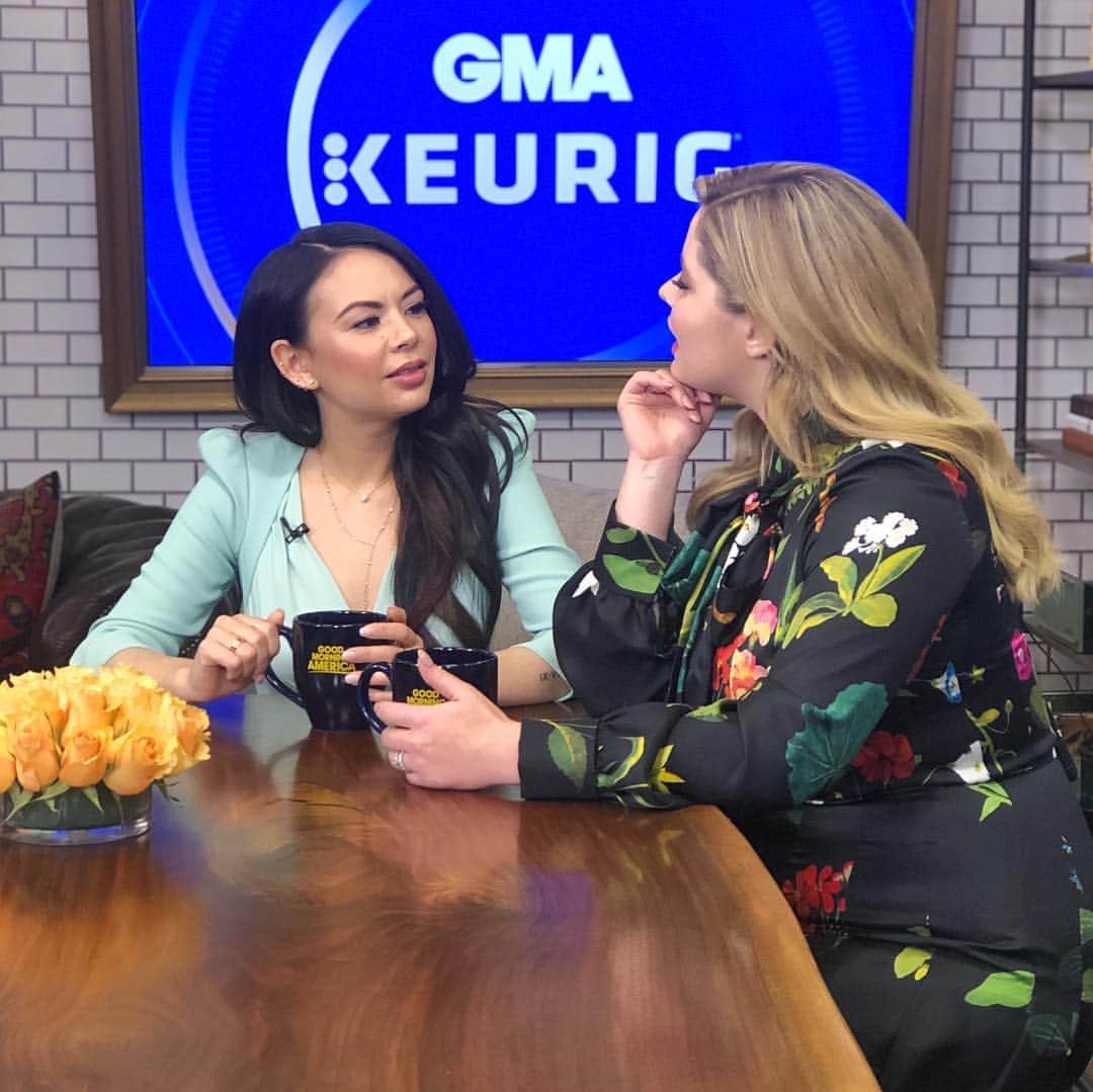 Good Morning Americaさんのインスタグラム写真 - (Good Morning AmericaInstagram)「Swapping secrets in the green room? @sashapieterse and @janelparrish will never tell! #ThePerfectionists @freeform」3月20日 22時16分 - goodmorningamerica