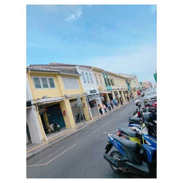 早乙女わかばさんのインスタグラム写真 - (早乙女わかばInstagram)「.﻿ 🌈Phuket town🌈﻿ ﻿ 中国とインドの貿易の拠点として栄えた時代に、移民の交わりによって育まれた独自の文化が残る街。﻿ ﻿ とてもカラフルな街でした☺️﻿ シンガポールのチャイナタウンと雰囲気が似てるなぁと思いました✨﻿ ﻿ 自転車と笠とお花を見て『舞音』を思い出し、思わず写真を撮りました✨（6枚目）舞音はベトナムでしたが💦﻿ ﻿ そして、街中ではムエタイが🥊‼️﻿ 大人も子供も戦っていました🔥﻿ 絶賛公演中の月組公演🌙ではムエタイの場面があるそうですね👀✨﻿ この激しい戦いをどう表現するのか楽しみです💕﻿ ﻿ #わかばtrip﻿ #旅﻿ #タイ﻿ #プーケット島﻿ #プーケットタウン﻿ #ムエタイ﻿ #Thailand﻿ #Phuketisland﻿ #Phukettown﻿ #muaythai﻿ ﻿」3月20日 22時17分 - s_wakaba.94