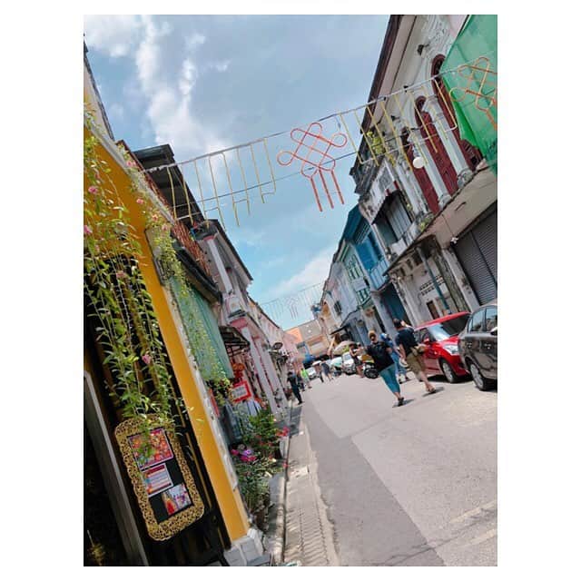 早乙女わかばさんのインスタグラム写真 - (早乙女わかばInstagram)「.﻿ 🌈Phuket town🌈﻿ ﻿ 中国とインドの貿易の拠点として栄えた時代に、移民の交わりによって育まれた独自の文化が残る街。﻿ ﻿ とてもカラフルな街でした☺️﻿ シンガポールのチャイナタウンと雰囲気が似てるなぁと思いました✨﻿ ﻿ 自転車と笠とお花を見て『舞音』を思い出し、思わず写真を撮りました✨（6枚目）舞音はベトナムでしたが💦﻿ ﻿ そして、街中ではムエタイが🥊‼️﻿ 大人も子供も戦っていました🔥﻿ 絶賛公演中の月組公演🌙ではムエタイの場面があるそうですね👀✨﻿ この激しい戦いをどう表現するのか楽しみです💕﻿ ﻿ #わかばtrip﻿ #旅﻿ #タイ﻿ #プーケット島﻿ #プーケットタウン﻿ #ムエタイ﻿ #Thailand﻿ #Phuketisland﻿ #Phukettown﻿ #muaythai﻿ ﻿」3月20日 22時17分 - s_wakaba.94