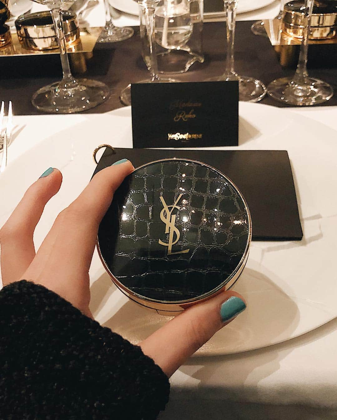 るうこさんのインスタグラム写真 - (るうこInstagram)「ECOLE DE YSL BEAUTY ⭐️ YSLの名品クッションファンデ「アンクルドポー ルクッション」を使って、 エレガントなメイク直しを💄  知っているようで知らないテーブルマナーをレクチャーしてもらいました。 少しでも素敵な女性になりたい！  #アンクルドポールクッション  #ECOLEDEYSLBEAUTY @yslbeauty  @wwd_jp」3月20日 22時18分 - rororuko