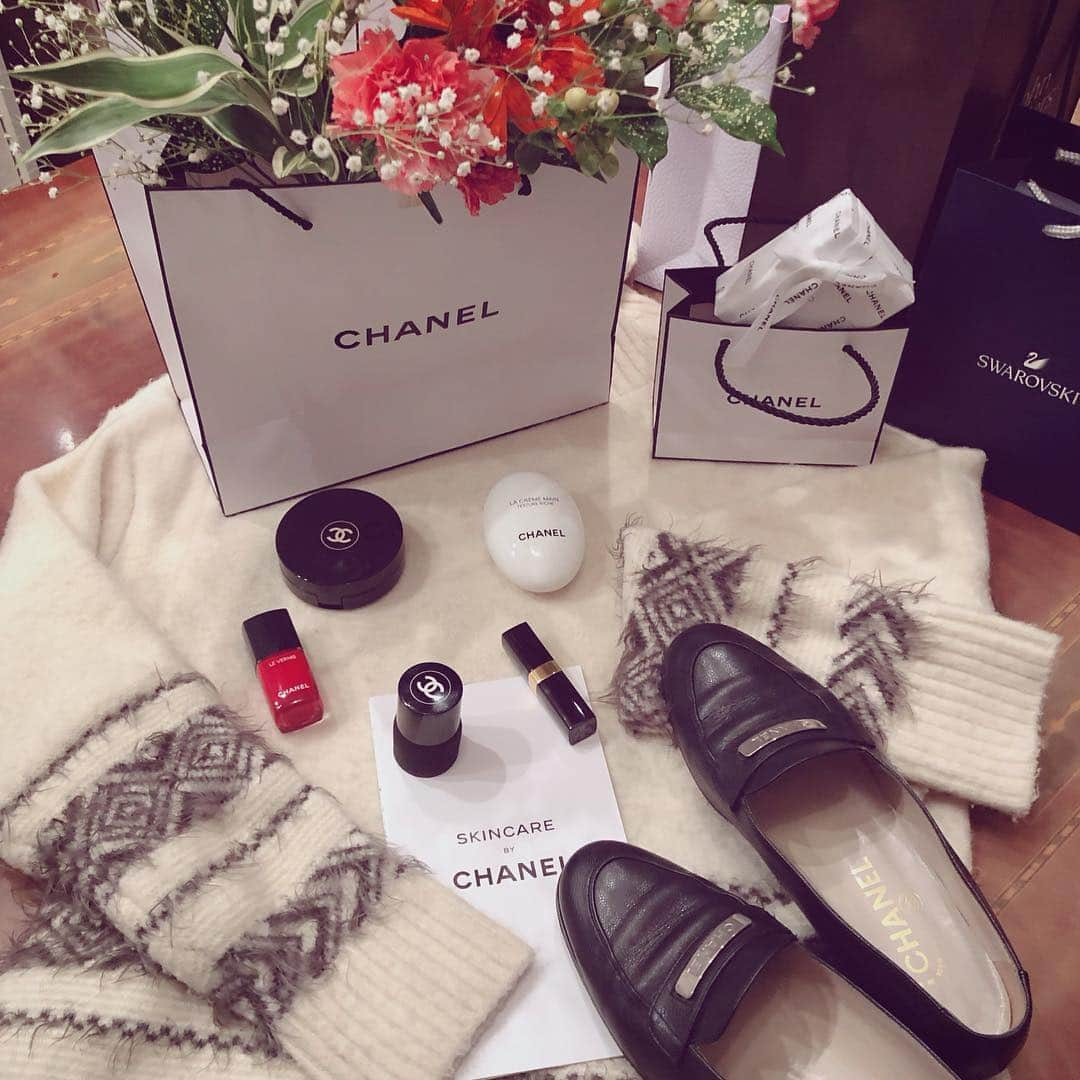 mautyanさんのインスタグラム写真 - (mautyanInstagram)「今年の誕プレは女子力高めの物ばっかり❤️ #citylife #chanel #思いでフォト ＃instcool #コスメ #誕プレ #tokyo #Dior #リップ #ハンドクリーム #マニキュア #ファンデーション #花のある暮らし #beautiful」3月20日 22時31分 - mautyan