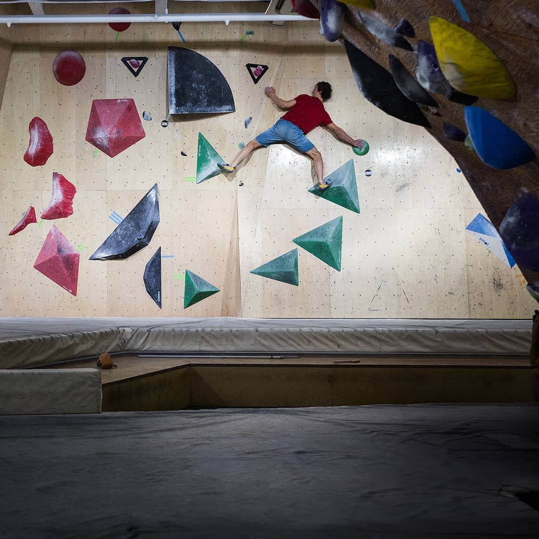 アダム・オンドラさんのインスタグラム写真 - (アダム・オンドラInstagram)「Standing on flat volumes is essential part of new-school indoor bouldering and something I am still struggling a lot with. I spent mayority of my climbing life outdoors where it is mostly about standing on small footholds rather than smearing. And even if you smear on the rock, you still smear using little bumps, but never completely flat surface. Here, trying to trust my feet in @bpump_ogikubo. Pic by @bernardo_gimenez  @montura_official @blackdiamond @lasportivagram @gardatrentino」3月20日 22時27分 - adam.ondra