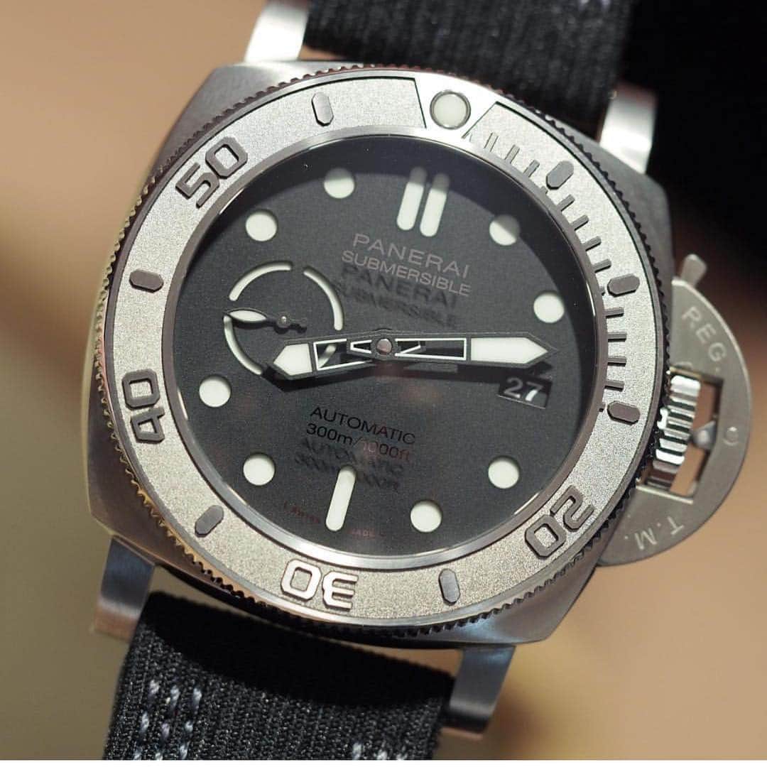 パネライさんのインスタグラム写真 - (パネライInstagram)「With inspiration taken from the LAB-ID. The #PAM984 Mike Horn Edition features a case made out of recycled titanium, a strap made out of recycled plastics, and the text that is normally on the dial etched into the sapphire crystal as you can see here. The shadows of that etching look pretty cool on the dial. Thoughts on this beauty? Pic by @thelondonwatch #paneraicentral」3月20日 22時28分 - paneraicentral