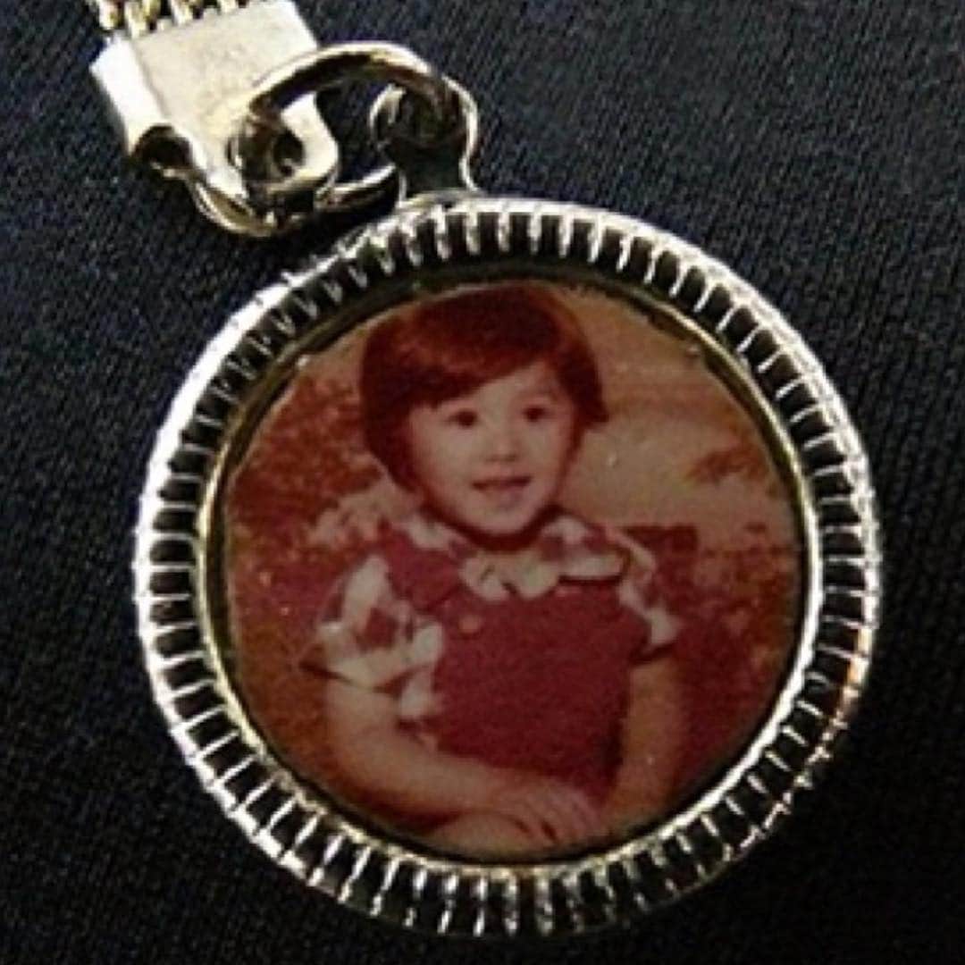 小林尊のインスタグラム：「‪My mother’s keychain that she kept until her death. She kept it in her wallet after it broke. ‬ Me as a child #anniversaryofdeath  昨日、母の命日。 母が、亡くなるまで他のものと代えなかったキーチェーン。 小さい頃の僕。チェーンがきれたあとは、ずっとお財布の中にあったんだ。」