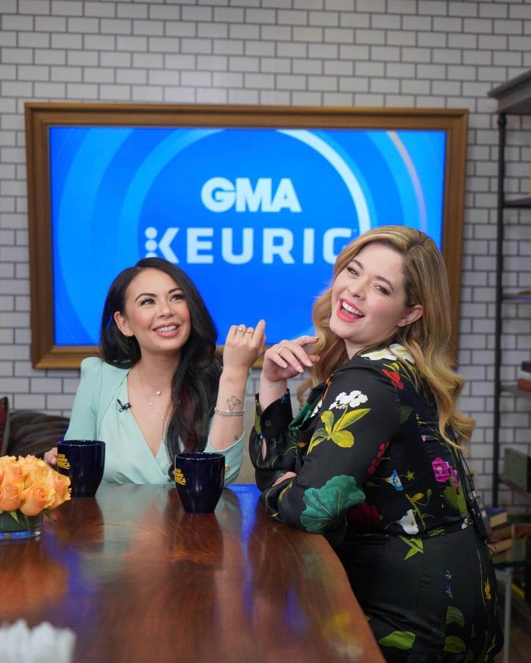 プリティ・リトル・ライアーズさんのインスタグラム写真 - (プリティ・リトル・ライアーズInstagram)「Oh hey, Good Morning America with these two Liars. 😝 #PLLThePerfectionists」3月20日 22時29分 - prettylittleliars