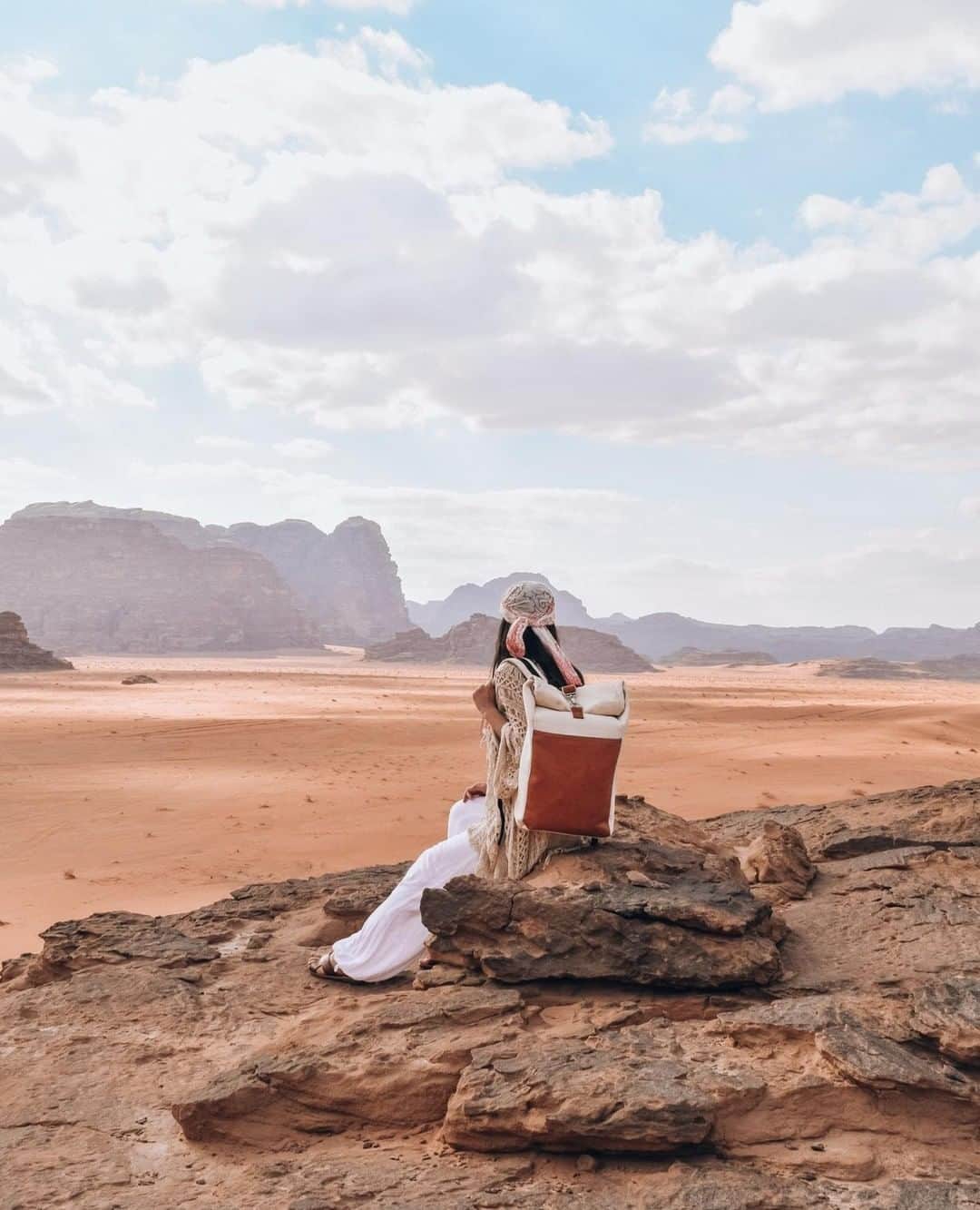 Kapten & Sonさんのインスタグラム写真 - (Kapten & SonInstagram)「'There's only one place I want to go and it's to all the places I've never been.' 🏜️ #bekapten #kaptenandson #desert」3月20日 22時30分 - kaptenandson