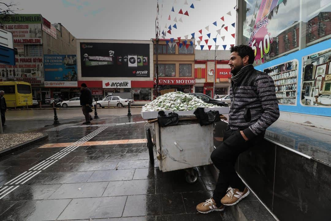 ルモンドさんのインスタグラム写真 - (ルモンドInstagram)「Un cycle s’achève à Gaziantep. L’effervescence anti-Assad est retombée dans cette agglomération du sud de la Turquie, où résident 400 000 Syriens, le quart de la population. Les ONG, think tanks et groupes armés qui en avaient fait la base arrière de l’insurrection cessent ou réduisent leurs activités les uns après les autres. Le rétablissement du régime Assad, qui a enchaîné les victoires après la reprise d’Alep, est la principale raison de ce déclin. Alors qu’au pic de l’insurrection les mutins de Gaziantep intervenaient dans plus d’un quart du pays, de la frontière jusqu’au sud d’Homs, ils ne peuvent plus agir aujourd’hui que dans le coin nord-ouest, autour d’Idlib, et sur quelques bourgades frontalières, comme Azaz et Djarabulus. - Photo : Le quartier du souk de Gaziantep, habité en grande partie par des réfugiés syriens, le 15 mars. Mustafa Kara Ali #PourLeMonde - #Gaziantep #Syrie #Turquie」3月20日 22時31分 - lemondefr