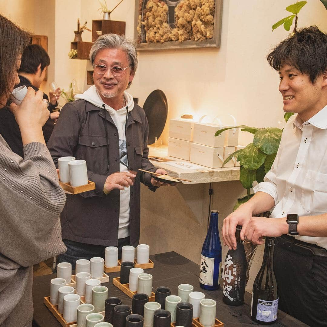 IKKONさんのインスタグラム写真 - (IKKONInstagram)「3月14日に、NYで大人気のおにぎりカフェ・HANAMIZUKI CAFEで、IKKON BAR@New York第2弾”Sushi Party at HANAMIZUKI”を開催しました。﻿ ﻿ 今回のIKKON BARでは、獺祭、八海山、辛丹波の3種類の日本酒をご提供。﻿ 初めて、お寿司と日本酒、そしてIKKONのペアリングをお楽しみいただきました。﻿ ﻿ 来場者数は50名を超え、皆さま一様に、IKKONによる日本酒の味わいの違い、そして日本食とのペアリングを楽しんでいらっしゃいました。﻿ ﻿ 次回NYでは11月ごろの開催を予定しています。お楽しみに！ ﻿ ﻿ 📷@masanoguchi﻿ ﻿ #IKKONBAR #IKKON #NEWYORK #hanamizukicafenyc #飲み比べ #ペアリング #大堀相馬焼 #酒器 #ぐい呑 #日本酒 #獺祭 #八海山 #辛丹波 #寿司 #sushi #JAPANESESAKE #NIHONSHU #🍶#🍣」3月20日 22時33分 - ikkon.life