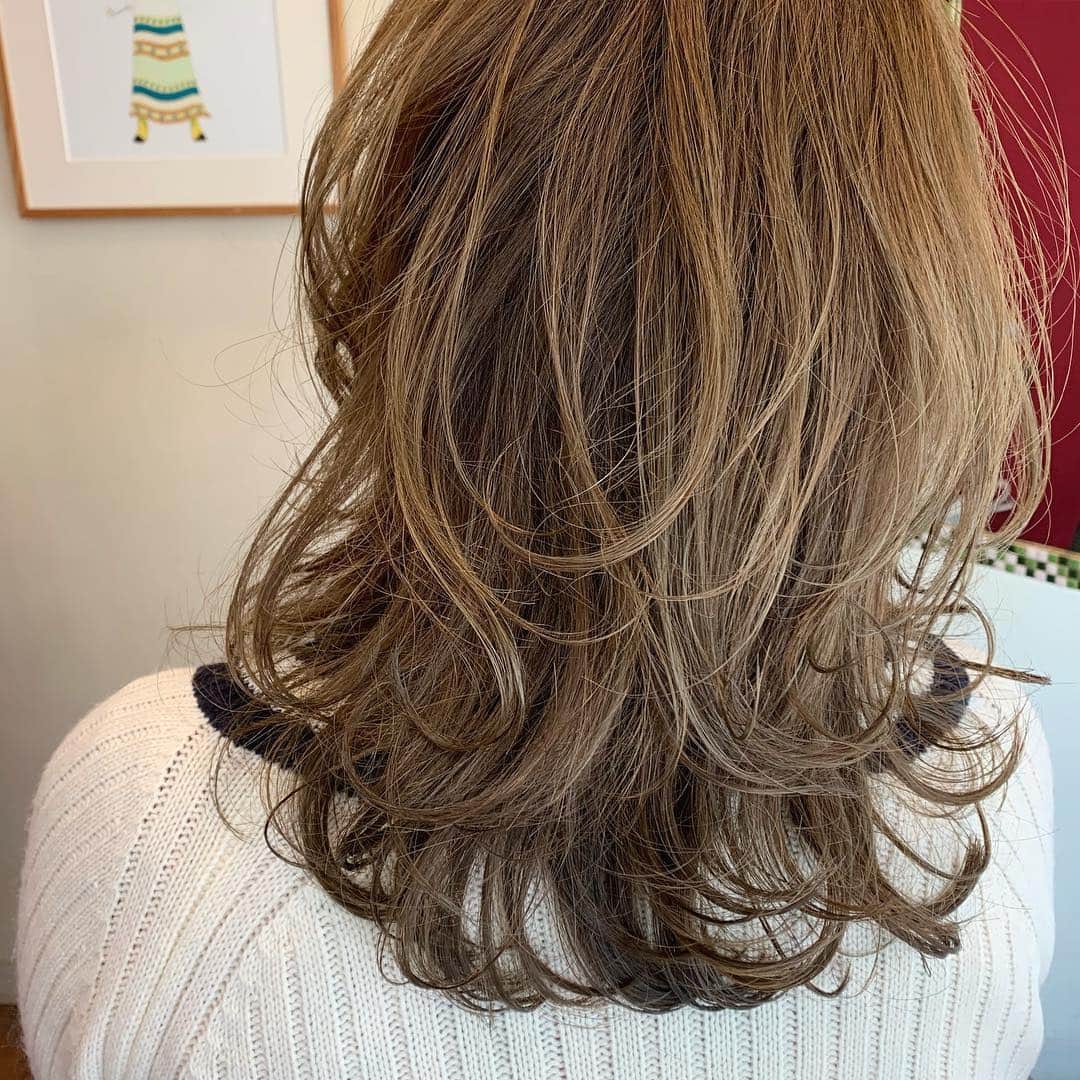 のインスタグラム：「cut&color✂︎ 毛先重めでレイヤーざくざく☻ いつもありがとうございます🙈💕 ・・・ #ヘアスタイル #uアレンジ #uコテ巻き」