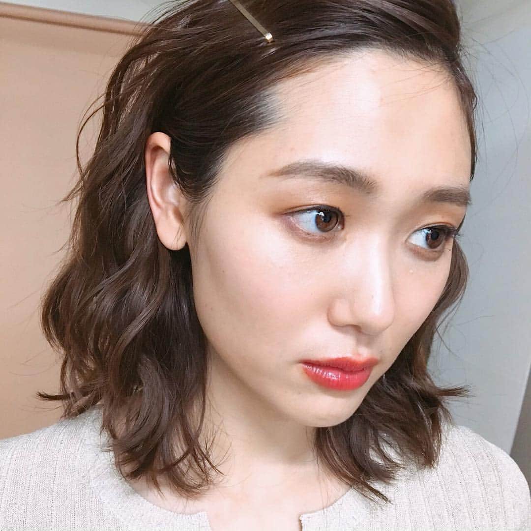 小林ようのインスタグラム：「昨日のヘアメイク。 ピンで留めるの可愛くてプライベートでも多用してる。 . #makeup #make #hairarrange #hairstylesforgirls #model #tokyo #wavyhair #shooting #메이크업 #모델 #도쿄 #단발머리 #ヘアメイク #ヘアアレンジ #モデル #撮影 #小林よう」