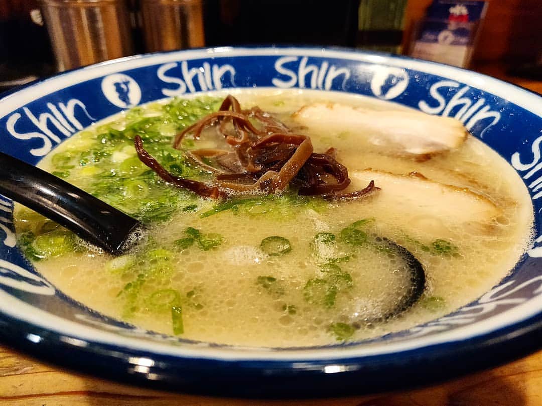 のインスタグラム：「＿＿＿＿＿＿＿＿＿＿＿＿＿＿＿＿＿ 🍜：らーめん 🏠：博多らーめんshinshin(天神) ￣￣￣￣￣￣￣￣￣￣￣￣￣￣￣￣￣ 【福岡さよなラーメン】 博多最後のラーメンはshinshin。夜に行ったら行列がすごくて人気ぶりが伺える。夜は居酒屋スタイルでも営業してるのね。らーめん固めの… . ちゃっくどぉ〜ん！！ . すごくサラリとした口当たりのまろやかなスープ。なんでも豚骨に鶏ガラを合わせているらしい。なるほどな。鶏白湯を思わせるくらいのバランス。チャーシューの量といい、良心的なおいしさででした。」