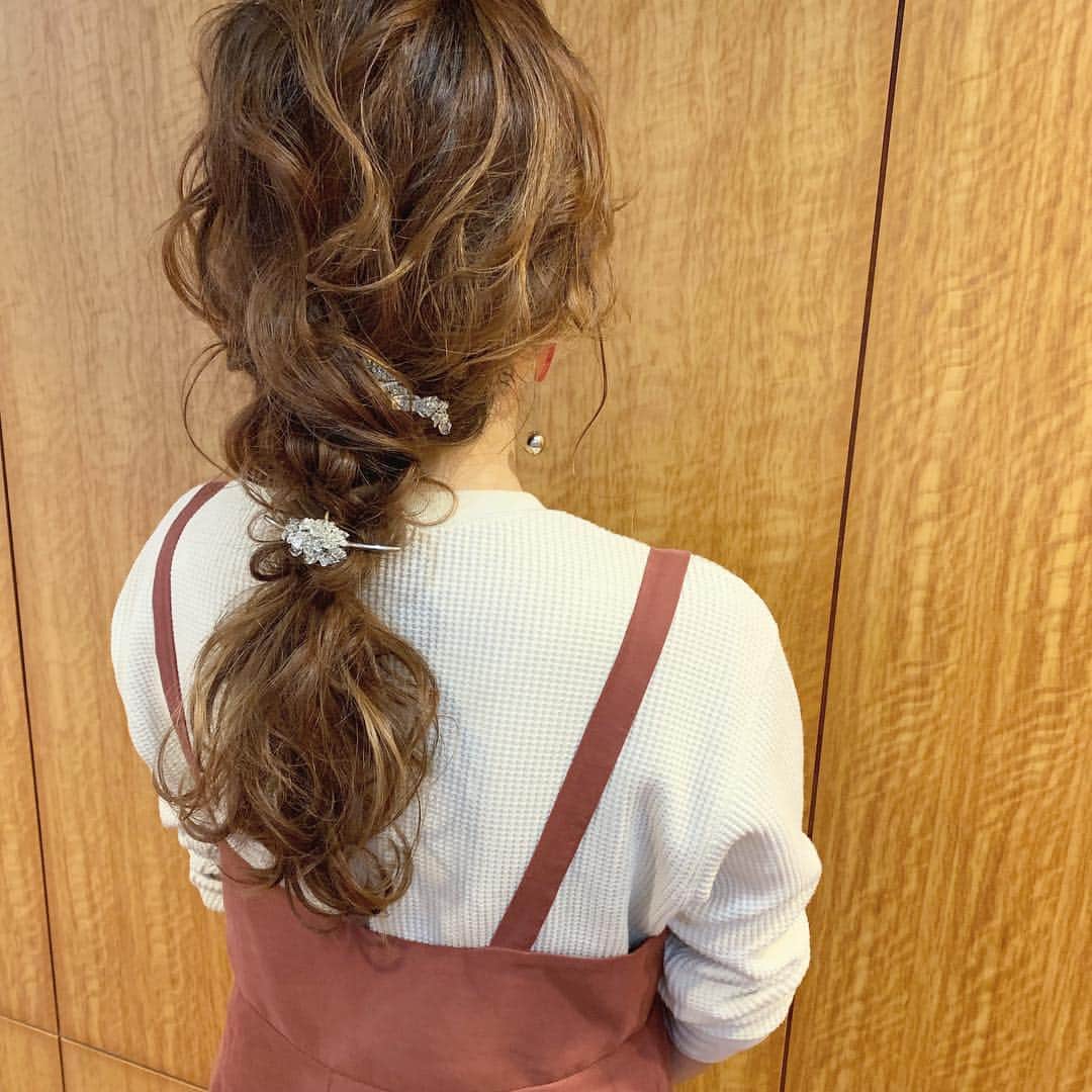 のインスタグラム：「大阪から😭✨ イベントに参加してくださった方だったー😳😳😳 あーーー、びっくりしたっ😳😳😳 嬉しい再会😭ありがとうございました🙌🏻✨ ・・・ ヘアアレンジ #uアレンジ #ロングアレンジ #hairarrange #編みおろし #cilsoie #ゆるっと編み」