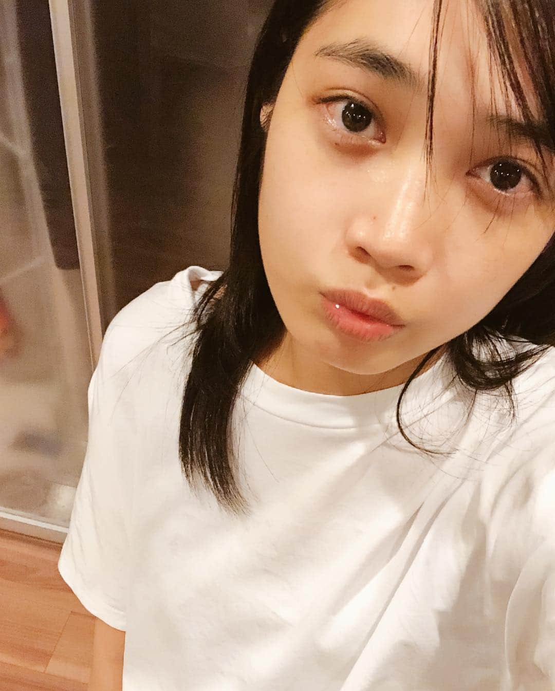 林田岬優さんのインスタグラム写真 - (林田岬優Instagram)「今日はTシャツでも、寒くない！🥰 って投稿したかったけれど、 自撮りの腕、下がりました。🤷🏿‍♂️ シャッターチャンス合わない。 春のせいかな？ 最後の凝視のみ。(無難？ 写真もっとすごいのあったけれど、念のため投稿やめておこうと思いました。」3月20日 22時37分 - miyu_hayashida