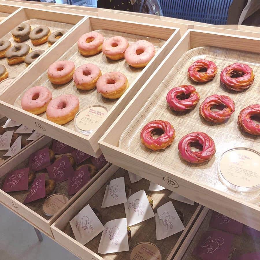 LUCRA（ルクラ）さんのインスタグラム写真 - (LUCRA（ルクラ）Instagram)「明日から京都にOPENする「 koe donuts 」 ㅤㅤㅤ  いちごのドーナツや、チーズタピオカミルクティーが可愛いですよね🍩🍓 ㅤㅤㅤ  外観も内観もお洒落なのでぜひ行ってみてください♥ ㅤㅤㅤ ㅤㅤㅤ ㅤㅤㅤ  Photo by  @xxayapink  ㅤㅤㅤ  ㅤㅤㅤㅤㅤㅤㅤㅤㅤㅤㅤㅤㅤㅤ  ㅤㅤㅤㅤ ㅤㅤ  #koedonuts#京都グルメ#京都カフェ  ㅤㅤㅤ  LUCRA公式Instagram上で紹介させて頂くお写真を募集中！写真に#lucrajp をつけるかタグ付けして投稿してくださいね♡ ㅤㅤㅤ  #カフェ #カフェ巡り #渋谷カフェ#代官山カフェ#表参道カフェ #中目黒カフェ #食べ歩き#名古屋カフェ#カフェ巡り好きな人と繋がりたい#カフェ好きな人と繋がりたい#インスタ映え#カフェ好き #タピ活#タピオカ#たぴおか#いちご#shibuya#instagood#instalike#like4like#followme#tapioca #food」3月20日 22時38分 - lucra_app