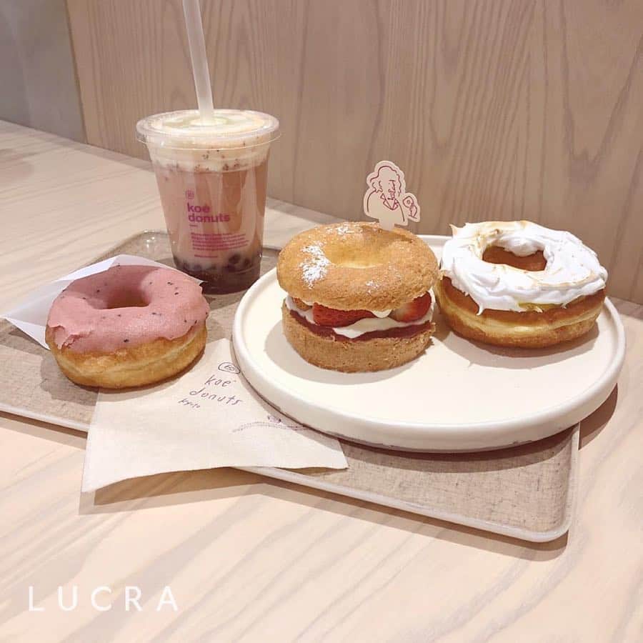 LUCRA（ルクラ）さんのインスタグラム写真 - (LUCRA（ルクラ）Instagram)「明日から京都にOPENする「 koe donuts 」 ㅤㅤㅤ  いちごのドーナツや、チーズタピオカミルクティーが可愛いですよね🍩🍓 ㅤㅤㅤ  外観も内観もお洒落なのでぜひ行ってみてください♥ ㅤㅤㅤ ㅤㅤㅤ ㅤㅤㅤ  Photo by  @xxayapink  ㅤㅤㅤ  ㅤㅤㅤㅤㅤㅤㅤㅤㅤㅤㅤㅤㅤㅤ  ㅤㅤㅤㅤ ㅤㅤ  #koedonuts#京都グルメ#京都カフェ  ㅤㅤㅤ  LUCRA公式Instagram上で紹介させて頂くお写真を募集中！写真に#lucrajp をつけるかタグ付けして投稿してくださいね♡ ㅤㅤㅤ  #カフェ #カフェ巡り #渋谷カフェ#代官山カフェ#表参道カフェ #中目黒カフェ #食べ歩き#名古屋カフェ#カフェ巡り好きな人と繋がりたい#カフェ好きな人と繋がりたい#インスタ映え#カフェ好き #タピ活#タピオカ#たぴおか#いちご#shibuya#instagood#instalike#like4like#followme#tapioca #food」3月20日 22時38分 - lucra_app