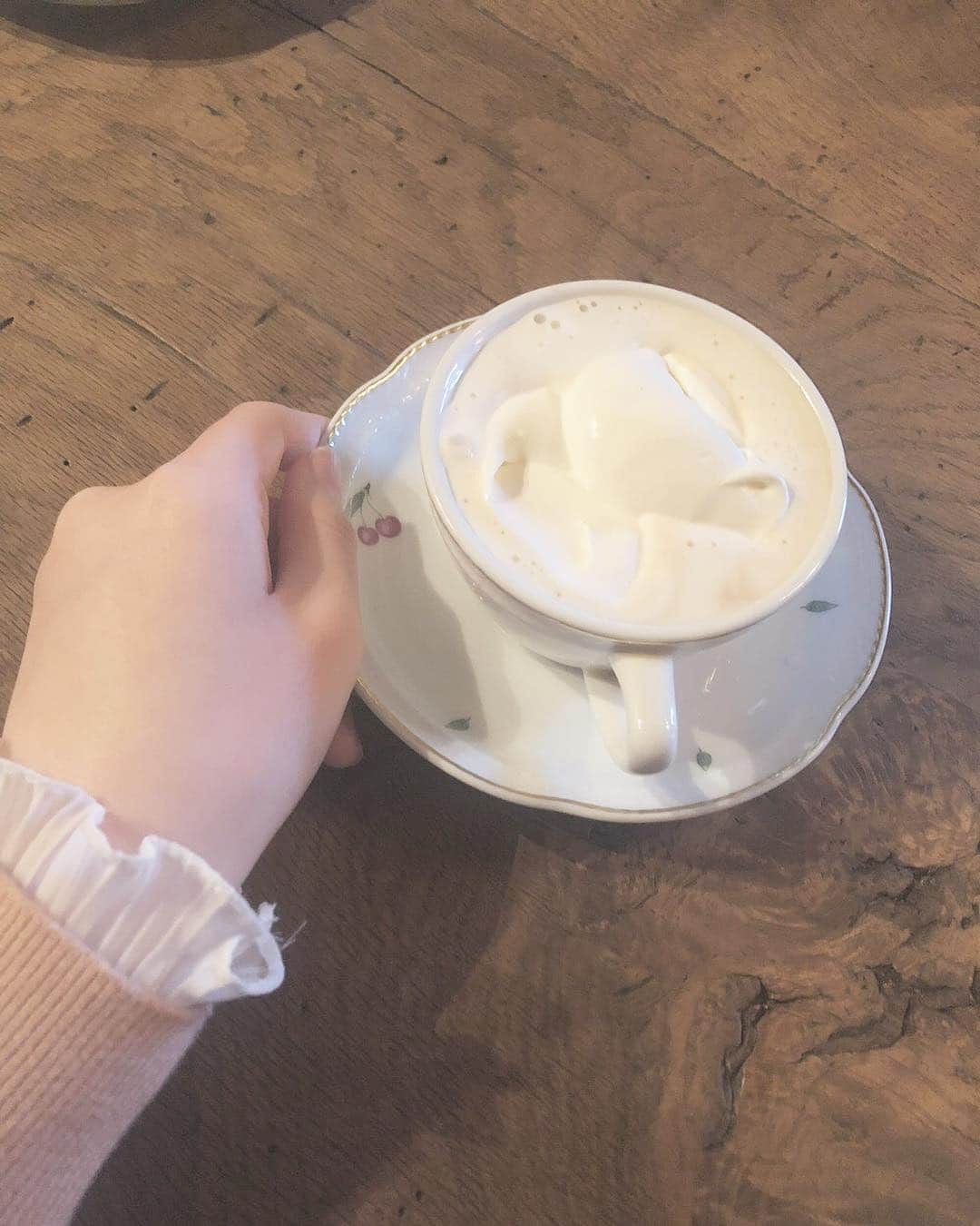 浅井七海さんのインスタグラム写真 - (浅井七海Instagram)「*.﻿ ﻿ ウインナーコーヒーなのに﻿ めちゃくちゃ砂糖入れて﻿ 混ぜようとして店員さんが﻿ 正しい飲み方を教えてくれました☺️﻿ ﻿ ウインナーコーヒーは﻿ 何も入れない！そして混ぜない！(笑)﻿ 一つ大人になりました。﻿ ﻿ そしてウインナーコーヒーも﻿ 好きになりました。﻿ 美味しすぎたこの味忘れられない…﻿ ここのは別格な感じします…！﻿ ﻿ にしても、めちゃくちゃ笑っとる…🤦‍♀️﻿ ﻿ ･﻿ #cafelesjeux #表参道カフェ﻿ #ウインナーコーヒー」3月20日 22時49分 - naamin48_