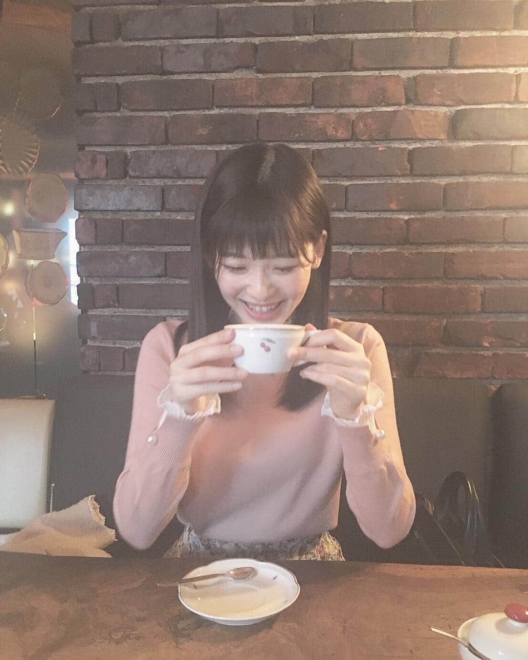 浅井七海さんのインスタグラム写真 - (浅井七海Instagram)「*.﻿ ﻿ ウインナーコーヒーなのに﻿ めちゃくちゃ砂糖入れて﻿ 混ぜようとして店員さんが﻿ 正しい飲み方を教えてくれました☺️﻿ ﻿ ウインナーコーヒーは﻿ 何も入れない！そして混ぜない！(笑)﻿ 一つ大人になりました。﻿ ﻿ そしてウインナーコーヒーも﻿ 好きになりました。﻿ 美味しすぎたこの味忘れられない…﻿ ここのは別格な感じします…！﻿ ﻿ にしても、めちゃくちゃ笑っとる…🤦‍♀️﻿ ﻿ ･﻿ #cafelesjeux #表参道カフェ﻿ #ウインナーコーヒー」3月20日 22時49分 - naamin48_