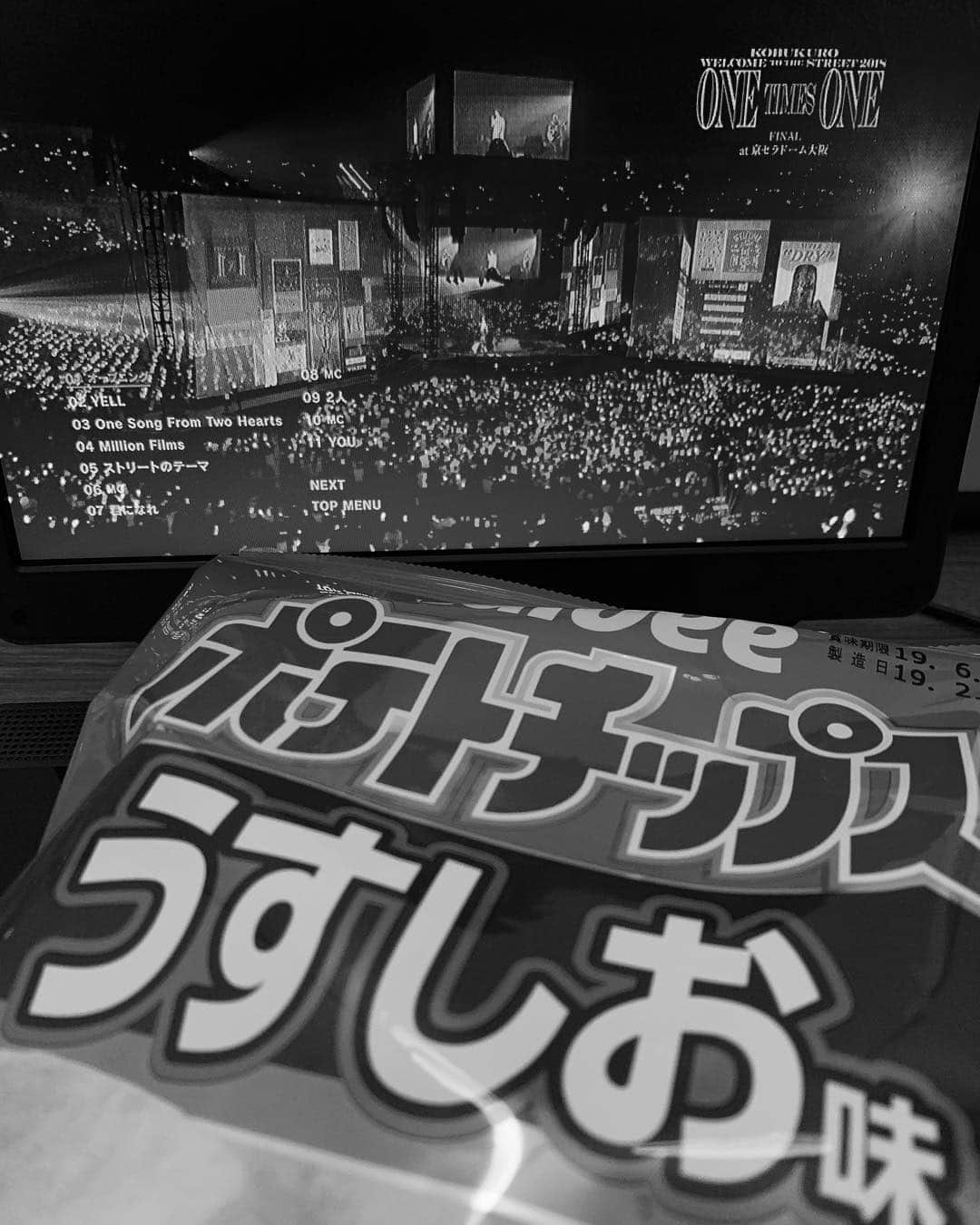 中澤卓也さんのインスタグラム写真 - (中澤卓也Instagram)「今日から九州旅の中澤、無事に到着済み。初日は時間がたっぷり、なのでコブクロ先生のDVD観ながら勉強中。ひらめきが大量発生してて、必要資料をひたすらググる。全然ポテチ食ってる場合じゃない。 #九州旅 #無事到着 #勉強中 #ひらめきが大量発生 #コブクロ #welcometothestreet #茜色の恋 #中澤卓也」3月20日 22時43分 - takuya_nakazawa.118