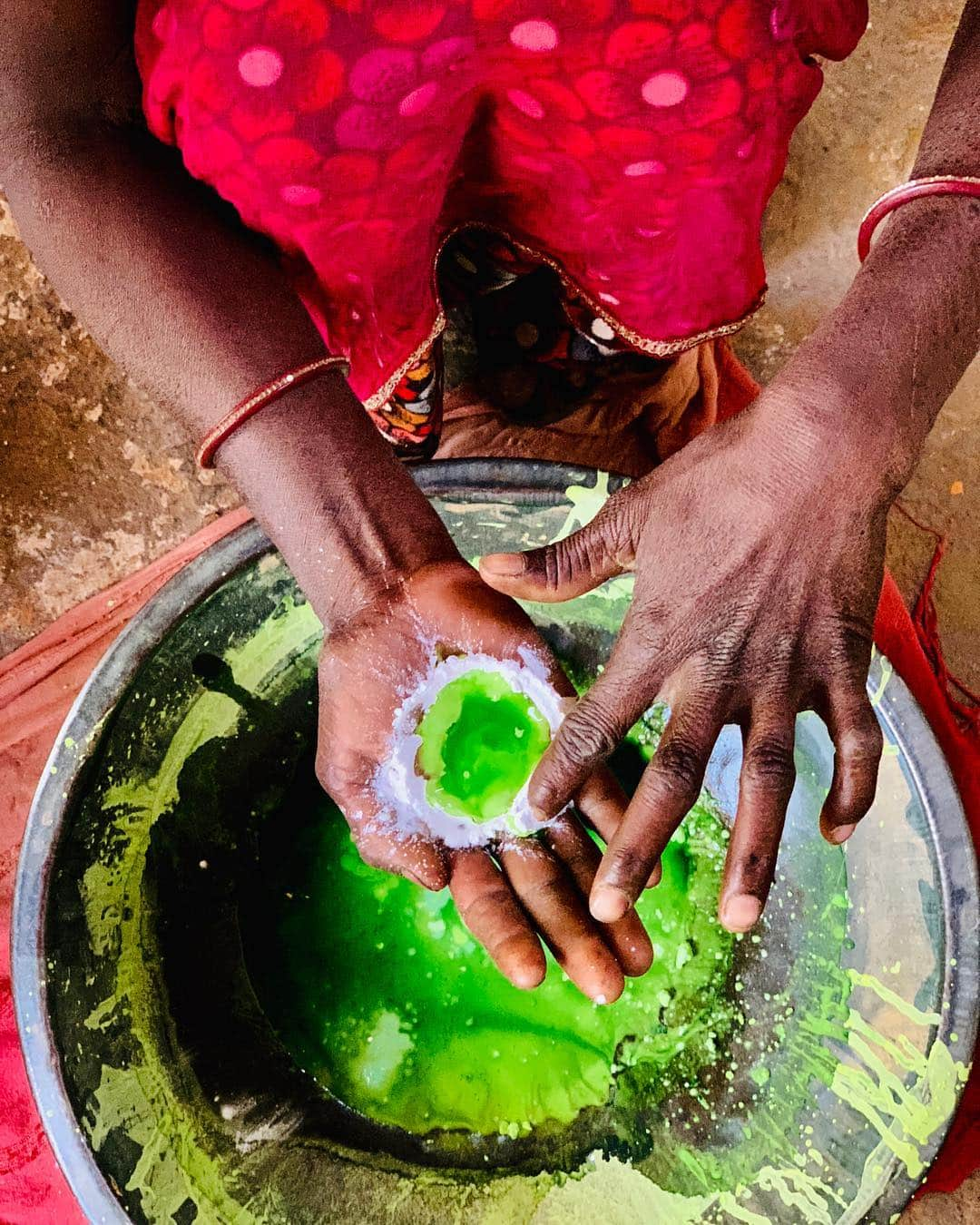 appleさんのインスタグラム写真 - (appleInstagram)「Commissioned by Apple. "Holi is both the celebration of the colors that nature provides and the women from Udaipur who bring it to life. Their preservation of the traditional methods — creating these vibrant powders from delicate flowers, fruits and trees — is truly something to cherish.” #Holi #ShotoniPhone by Indrajit K. @indrajitkhambe」3月20日 22時44分 - apple