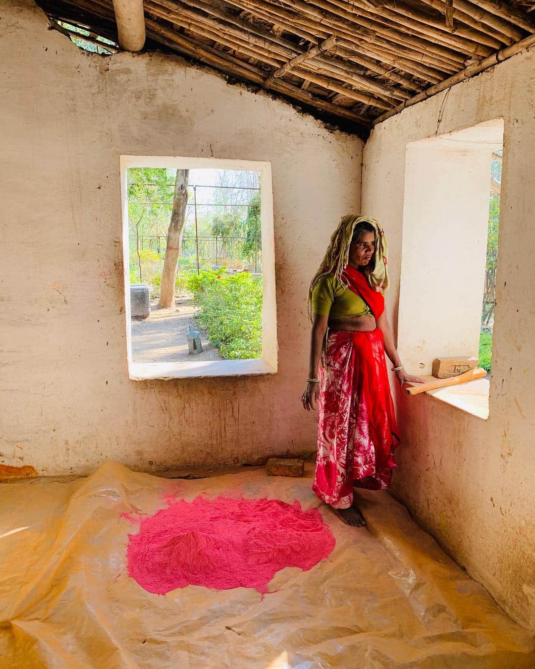 appleさんのインスタグラム写真 - (appleInstagram)「Commissioned by Apple. "Holi is both the celebration of the colors that nature provides and the women from Udaipur who bring it to life. Their preservation of the traditional methods — creating these vibrant powders from delicate flowers, fruits and trees — is truly something to cherish.” #Holi #ShotoniPhone by Indrajit K. @indrajitkhambe」3月20日 22時44分 - apple