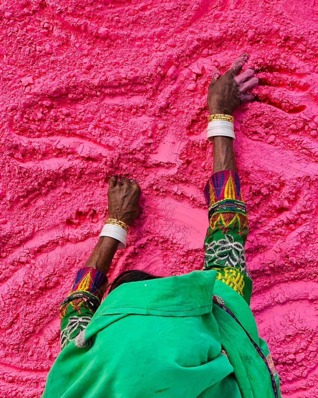 appleさんのインスタグラム写真 - (appleInstagram)「Commissioned by Apple. "Holi is both the celebration of the colors that nature provides and the women from Udaipur who bring it to life. Their preservation of the traditional methods — creating these vibrant powders from delicate flowers, fruits and trees — is truly something to cherish.” #Holi #ShotoniPhone by Indrajit K. @indrajitkhambe」3月20日 22時44分 - apple