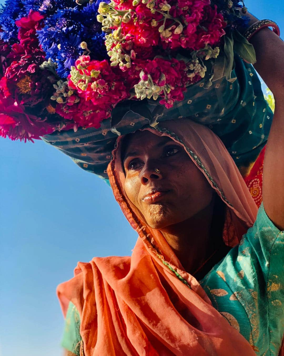 appleさんのインスタグラム写真 - (appleInstagram)「Commissioned by Apple. "Holi is both the celebration of the colors that nature provides and the women from Udaipur who bring it to life. Their preservation of the traditional methods — creating these vibrant powders from delicate flowers, fruits and trees — is truly something to cherish.” #Holi #ShotoniPhone by Indrajit K. @indrajitkhambe」3月20日 22時44分 - apple