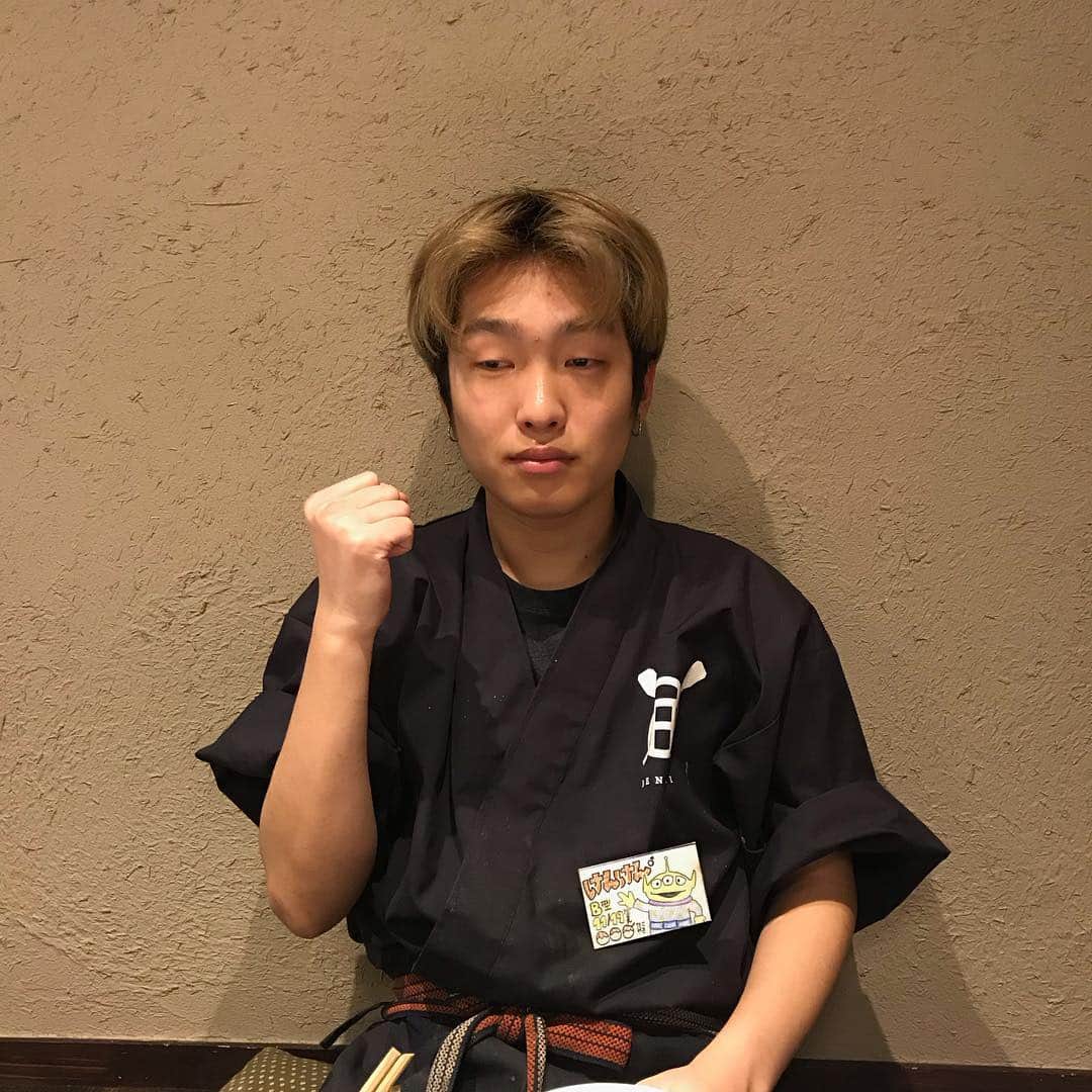 のインスタグラム：「こんばんは！！ 本日もたくさんのご来店ありがとうございました🤗 そして、今日の写真は久しぶりに出勤のケンシロウです💞 風邪気味の彼ですが、声をだして頑張っていました！！ そのような姿勢見習っていきたいです笑 金曜日にも出勤しているので是非ご来店下さい！！！ 明日もお待ちしております👋 . #弁慶#弁慶新大宮#駅近#奈良 #泳ぎイカ#居酒屋#地酒#日本酒#instgood#instalike #instafood #instapic #instaphoto #instajob🍻#駅近#徒歩1分#奈良#泳ぎイカ#🦑#🍶#🐟 #🐓 #yummy #😋#instgood#instalike#いいね返し」