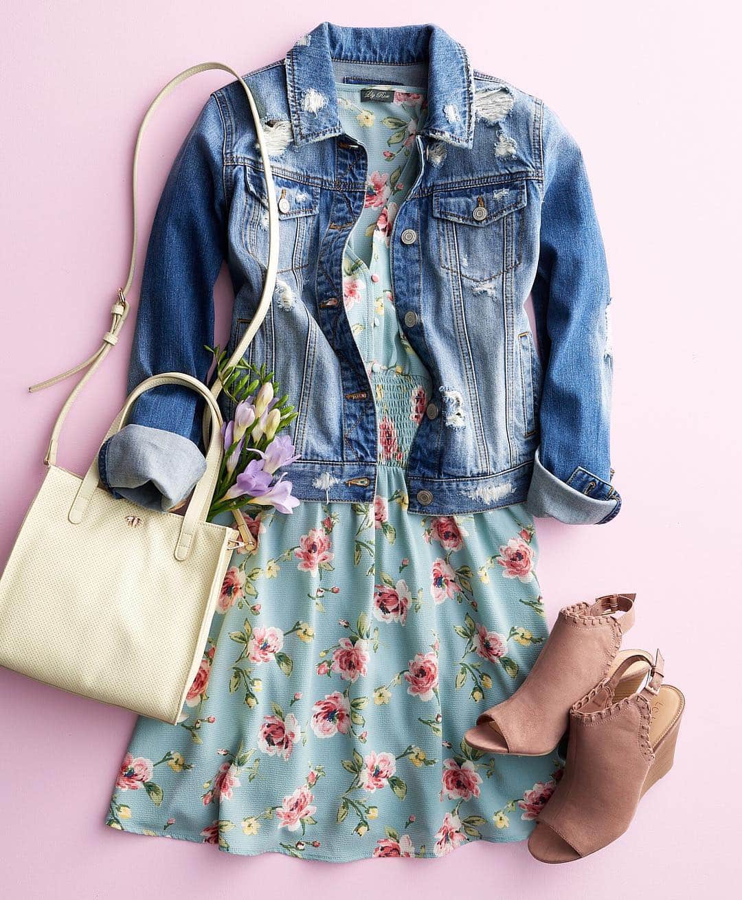 ロック&リパブリックのインスタグラム：「Floral dress + jean jacket + wedges + crossbody bag = #ootd. Tap to shop @lclaurenconrad, @muddstyle and more. #Kohls #lclaurenconrad」