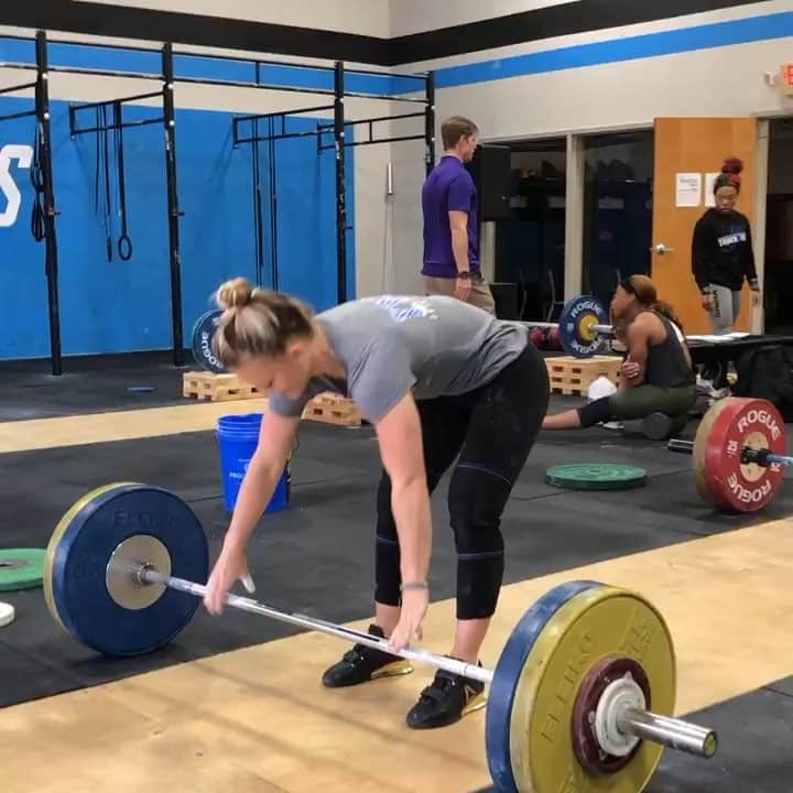 モーガン・キングのインスタグラム：「“This is the most boring thing to watch.” - @jourdannn_14 • • • #powerandgraceperformance #howmuchlonger #timelapse #please #weightlifting #clean #sendhelp #noexcuses #justbreathe」
