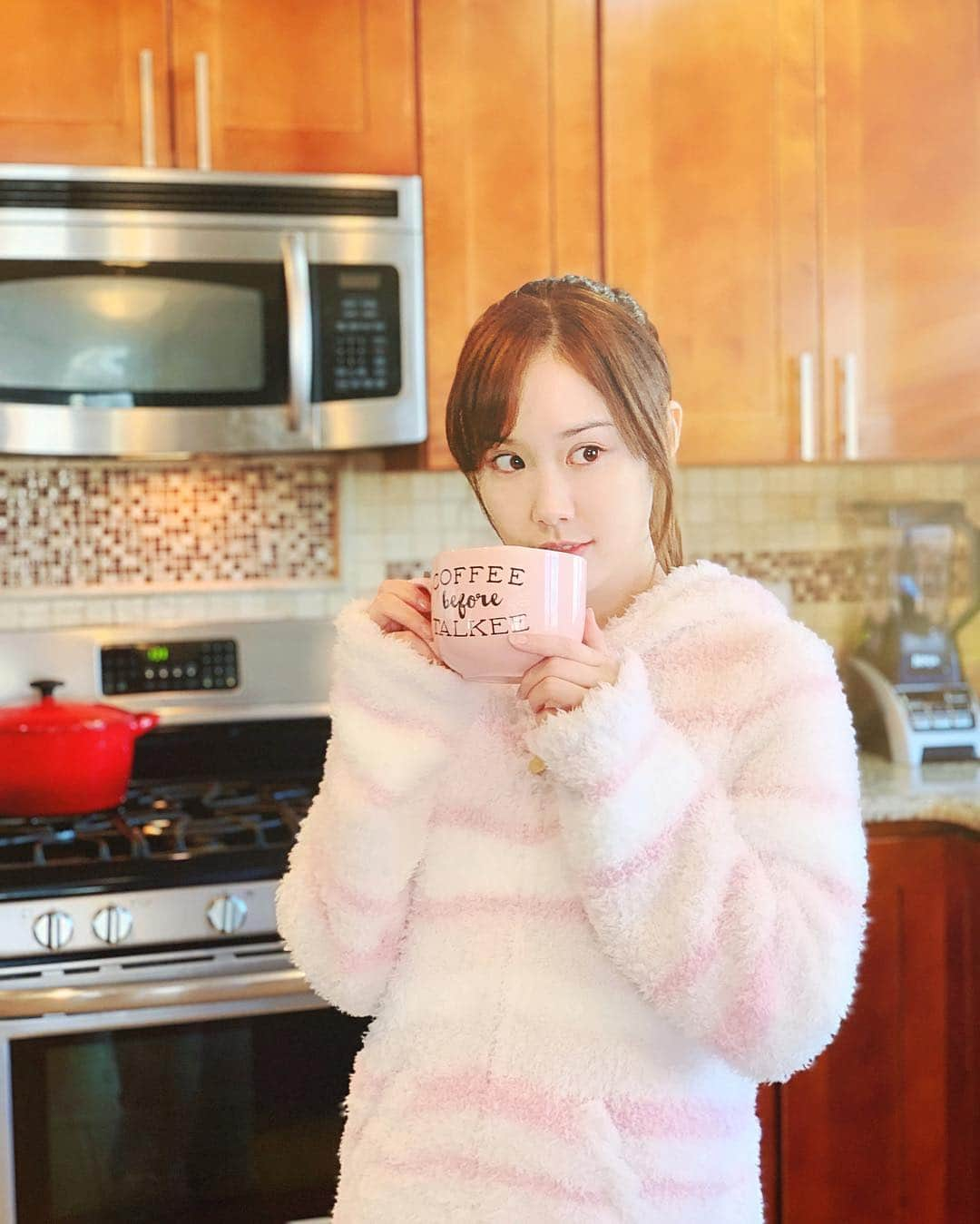 メロディー・モリタさんのインスタグラム写真 - (メロディー・モリタInstagram)「Good morning!🤗☀️ Starting my day off right in my kitchen with a nice cup of warm water in my comfy @gelatopique_usa pink setup💖 Although my cup says “coffee before talkee”, it’s best to drink warm water first to slowly wake up your system (before hitting it with coffee!) and get the blood flowing.  I love taking Lia on a relaxing walk before the busy day begins. Hope you all have a wonderful day ahead, or if you live on the other side of the world, get lots of good rest!☺️⭐️✨ 朝、着心地が良いラウンジウェア/ルームウェアを着て、まず白湯を１杯ゆっくりと飲みます。沸騰して体温まで冷ました白湯は、寝起きの内臓をゆっくりと目覚めさせ、血流を良くし、活性化してくれます✨ ジェラピケのルームウェアを着てゆったりと過ごす朝の時間は、私にとって大切なリラックスタイムです😌💕 今日も1日頑張ろう！ #NY #goodmorning #gelatopique #ジェラートピケ」3月20日 22時52分 - melodeemorita