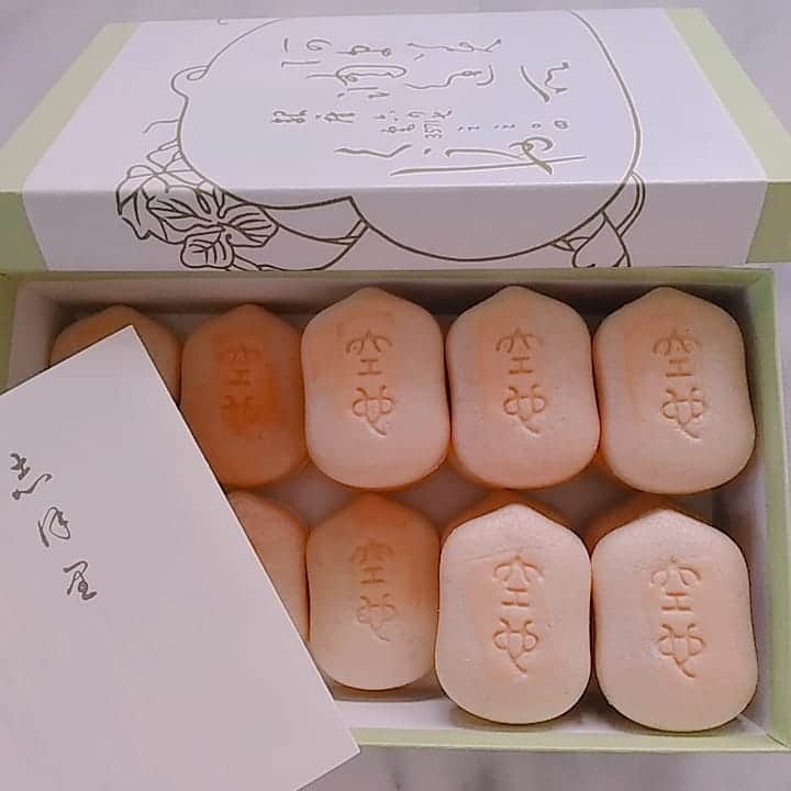 のインスタグラム：「ずっと気になっていた空也の最中...♡♡♡ サクッとした焦がし皮で 甘さ控えめの粒餡がほくほく♡ シンプルにおいしい♡ これは止まりませんね♡♡ ・ ・ ・  #空也  #くうや #最中 #和菓子 #手土産 #銀座 #銀座スイーツ  #japanesesweets  #monaka」