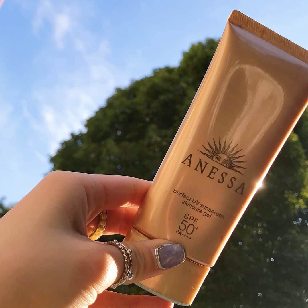 夏焼雅さんのインスタグラム写真 - (夏焼雅Instagram)「ANESSAパーフェクトUV スキンケアジェルSPF50+,PA++++ を資生堂ジャパン様から頂いたので使ってみました🌼﻿﻿ ﻿﻿ 使用感はジェルタイプでみずみずしいのに強力UVで汗・水にふれるとUVブロック膜が強くなるんだって！﻿﻿ なのに、石鹸🧼でスルッと落とせるの🛁﻿﻿ ﻿﻿ これは全身okだし白くもならないからメイク前に顔に塗ってもokだよ〜💞﻿﻿ スキンケア成分50%も入っているから肌にうるおいを与えてくれて乾燥から守ってくれるのも嬉しいです♩﻿﻿ ﻿﻿ @anessa_official_shiseido﻿﻿ #アネッサ ﻿﻿ #スキンケアする強力UV　﻿﻿ #日焼け止め﻿ #曇りでも紫外線注意﻿ #PR」3月20日 22時54分 - miyaaa0825