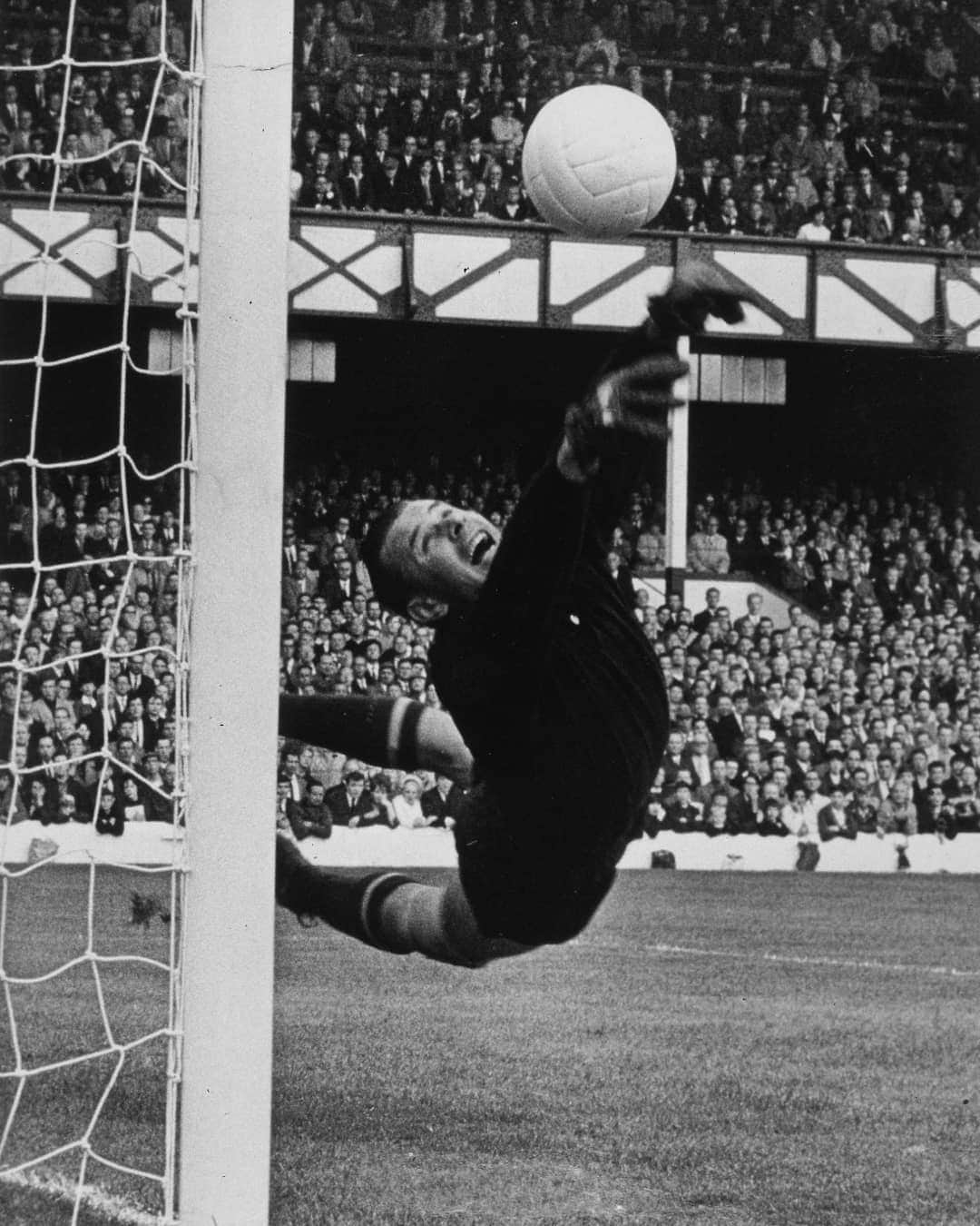 FIFAワールドカップさんのインスタグラム写真 - (FIFAワールドカップInstagram)「#OnThisDay in 1990, Lev #Yashin passed away. The legendary Soviet goalkeeper played in four FIFA #WorldCup tournaments 👐 and won a gold medal at the @Olympics🥇. . Who is the greatest goalkeeper of all time?  #RIP #Legend #BlackSpider」3月20日 22時54分 - fifaworldcup