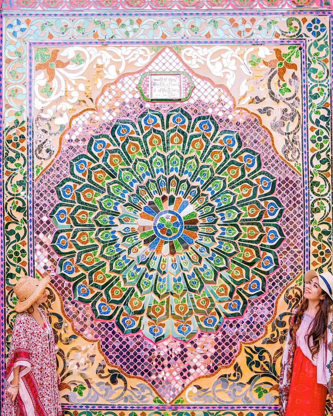 のインスタグラム：「こんばんは😊 ミャンマーのお写真は 「#タビジョ」とあわせて 「#tabijyomap_Myanmar」でお待ちしてます🇲🇲 本日はこちら💕 ＊＊＊＊＊＊ 📸@chiiicachicaさん 🚩ミャンマー・マンダレー 「マンダレー ヒル」 🎙ご本人コメント 💖 Mandalay Hill 💖﻿﻿﻿﻿ ﻿﻿﻿﻿﻿﻿﻿﻿﻿﻿﻿﻿﻿﻿﻿﻿﻿﻿﻿﻿﻿﻿﻿﻿﻿﻿﻿﻿ Beautifu wall ﻿ ﻿ ヤンゴンに次ぐ 第２の都市である マンダレー ﻿﻿﻿﻿﻿﻿﻿﻿﻿﻿ ﻿ 夕陽を見にマンダレー ヒルへ行ったよ✨﻿﻿﻿﻿ ﻿﻿﻿﻿ キラキラのミラーガラスの壁や柱がとっても綺麗だった﻿🙈💖﻿﻿﻿ ＊＊＊＊＊＊ 仏教の聖地・マンダレーヒルは、サンセットスポットとしても人気ですね！いつも、ステキなお写真ありがとうございます✨ ＊＊＊＊＊＊ [タビジョ おかげさまで3周年🎉］ おかげさまで「3/19」で3周年を迎えました✨ いつも「#タビジョ」の投稿を ありがとうございます😊  日本のパスポート保持者が ビザなしで渡航できる国と地域は 190ヶ所で「世界一」❗️ しかし日本人のパスポート保有率は 約4人に1人の「約25%」と低水準です。。 「旅先の新たな魅力を発見し共有しあう」 女子旅コミュニティとして 今後も「#タビジョ」を通じて みなさんと一緒に旅することの素晴らしさを もっともっと広めていけたらと思います✈️ 引き続き、よろしくお願いします💕 ＊＊＊＊＊＊ [今週のタビジョツアー人気ランキング💁‍♀️］ 3位 <初のBEST3入り！> 「タビジョ台湾4日間ツアー」2.78万円～ 羽田発着！往路早朝発＆復路夜発のたっぷり滞在✈️ 駅近のホテル滞在&注目の台中・高雄へ行くのに便利な新幹線チケットがお得😆 2位 <2週連続2位！> 「タビジョはじめて奄美大島3/4日間ツアー」2.58万円～ →滞在中レンタカー乗り放題🚗8月出発まで料金発表✨ 1位 <4週連続1位！> 「タビジョ上海3/4日間ツアー」3.98万円～ →羽田発着 往路午前出発＆復路夜帰着✈️ 日中フットワーク軽く動くには最適なホテル滞在🏨 小龍包クーポン＆オープントップバス1日乗車券付😆 ＊＊＊＊＊＊ 詳細は、アカウント🔝のURLからチェックしてください😊 @tabi_jyo ＊＊＊＊＊＊ #タビジョ #タビジョと繋がりたい #tabijyomap_Myanmar」