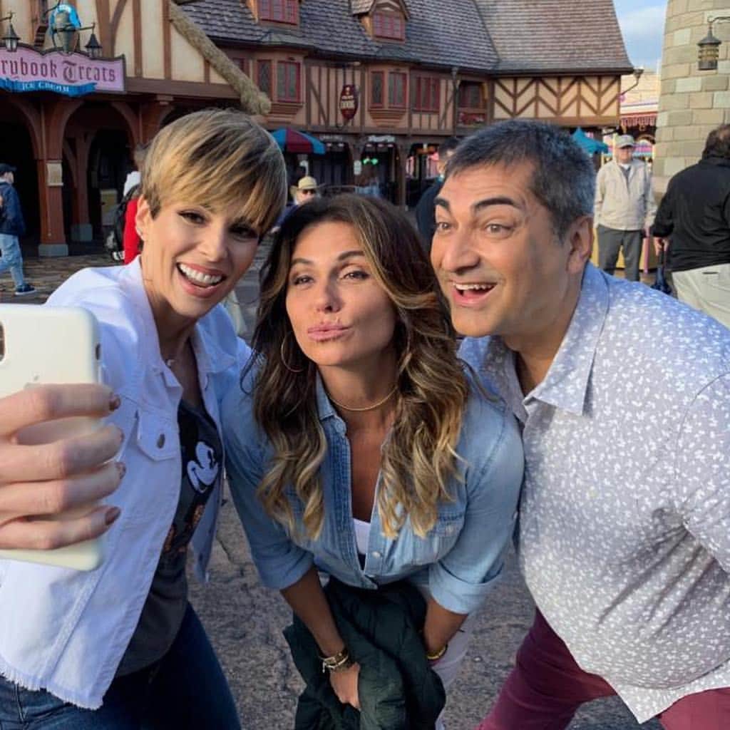 Giovanna Antonelliのインスタグラム：「🥰O que falar desse 🐝encontro????????? 🤸‍♂️ @aanafurtado 🌎@zecacamargomundo Amei demais!!!!!!!! E na Disney!!!!! 🍿He He He!!!! ♥️」