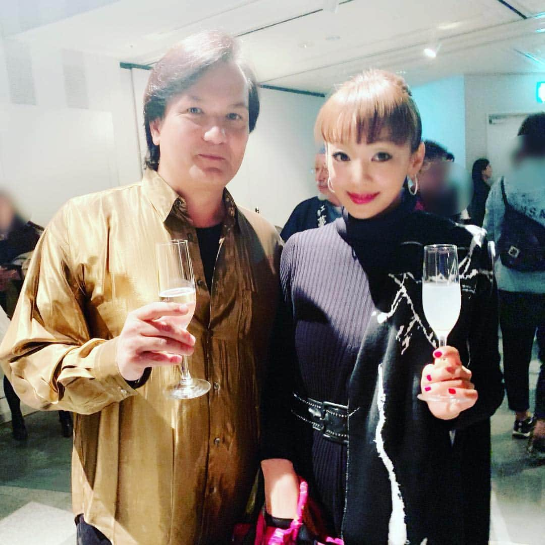 神田うのさんのインスタグラム写真 - (神田うのInstagram)「オペラ歌手のジョン健ヌッツォさん💕 ジョン健さん💕の歌声は本当にブラボーです❣️ @johnkennuzzopera  #junkokoshino#ジュンココシノ#ファッションショー#fashionshow#ジュンコ 先生#ジュンコワールド#炸裂 でした❣️ #表参道ヒルズ#スペースオー#omotesandohills#12年振り の#東京コレクション#tokyocollection#神田うの#unokanda#uno#オペラ歌手#ジョン健ヌッツォ さん#operasinger#johnkennuzzo」3月20日 22時55分 - unokandaofficial