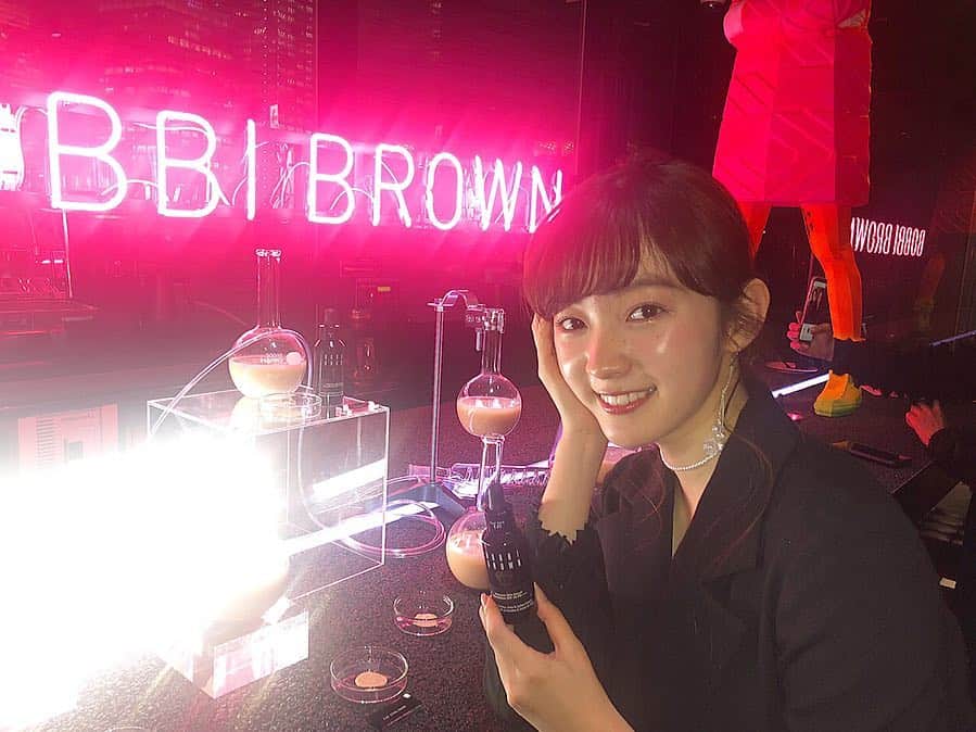 のインスタグラム：「. . #bobbibrown インテンシブスキンセラムファンデ 4周年記念パーティーへ💞  スキンケア成分がはいってて肌にも嬉しいし、 厚塗り感でないから自然にツヤっとカバーできる🥰 しっかりSPF40（PA++++）もありがたーい🥺💞 .  私はno.1 ウォームアイボリー  ファンデのカラバリ豊富だから自分にあった色々選びに是非タッチアップに店頭へ😻🎶」