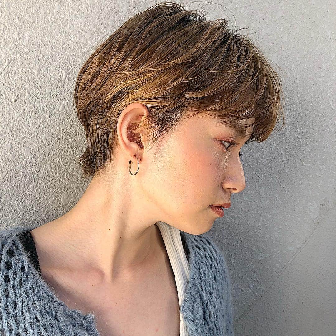 Yanagihara Hirokiさんのインスタグラム写真 - (Yanagihara HirokiInstagram)「明日は10時から19時の営業になります。 @afloat_dl_jacky  におまかせください。 ・ ・ ショート女子急増中👉 ・ #ショートヘア #ハンサムショート #髪型 #ブルージュカラー #rms #コスメキッチン」3月20日 22時57分 - yanagihara_hiroki