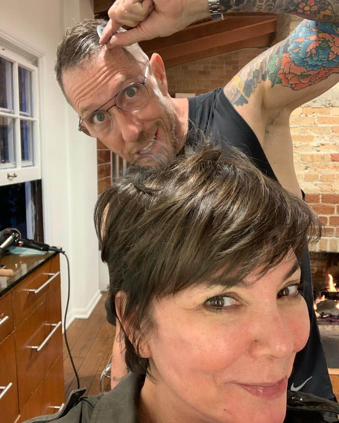 クリス・ジェンナーさんのインスタグラム写真 - (クリス・ジェンナーInstagram)「Early morning (and I mean early)  haircut with @mrchrismcmillan #chrismcmillan #wearesillytogether #family #nomakeup #nofilter」3月20日 23時07分 - krisjenner