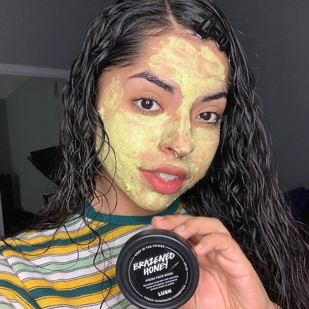 LUSH Cosmeticsさんのインスタグラム写真 - (LUSH CosmeticsInstagram)「Same gorgeous glow effects, now egg-free! 🚫🥚Brazened Honey Fresh Face Mask stimulates skin with ingredients like ginger, fennel, cardamom and tumeric, while lime oil brightens, honey moisturizes and ground almonds exfoliate. 🍯💕/ 📸: @msolbeautyxo」3月20日 23時06分 - lushcosmetics