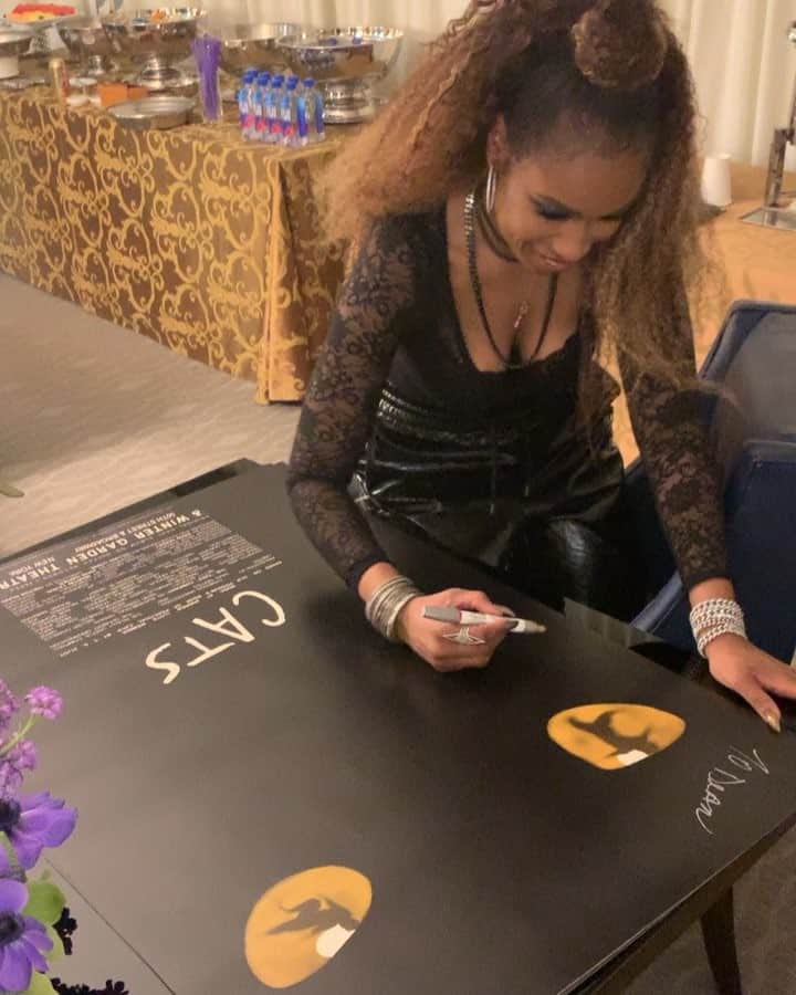 ジェニファー・ハドソンのインスタグラム：「My first time signing a cats poster as #grizzabellatheglamourcat although, it’s the play musical poster and not the film one yet , it’s still a cool realization for me !」
