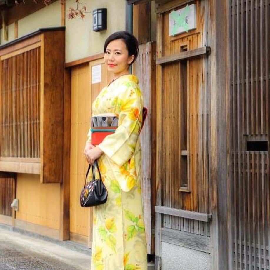 長嶺菜菜子のインスタグラム：「この着物  選んだ自分﻿ ﻿ 最高すぎる( ˭̵̵̵̵͈́◡︎˭̵̵̵͈̀ )ˉ̞̭﻿ ﻿﻿ ﻿ ﻿ 色が鮮やかで本当に本当に綺麗👘﻿ ﻿ ﻿ ﻿ 春らしいし﻿ ﻿ 帯に﻿ ﻿ 赤を持ってきても﻿ ﻿ 全く違和感ない﻿ ﻿ ﻿ 最高ですやん👈🤗🙏﻿ ﻿ ﻿﻿ ﻿ ﻿﻿ @smile_photo_office﻿﻿ ﻿ では﻿﻿ ﻿﻿ 色々な着物があって﻿ ﻿ 自分の好きなように﻿ ﻿ チョイス出来るよヾ(*･∀︎･*)ﾉﾞ﻿ ﻿ ﻿ ﻿ ﻿﻿ #着物 #着物撮影 #京都 #京都散策 #京都着物散策 #着物レンタル #スマイルフォトオフィス #smilephotooffice #着物撮影専門スタジオ  #京都ロケーションフォト #京都着物レンタル #着付け #レンタル着物 #kimono #kyotokimono #kyoto #Kimonorental #和服租賃 #京都觀光 #出租和服 #京都和服 #교토기모노대여 #교토기모노 #기모노산책 #沖縄出身 #うちなんちゅ #着物モデル #モデル #八重歯封印 #でこっぱち」