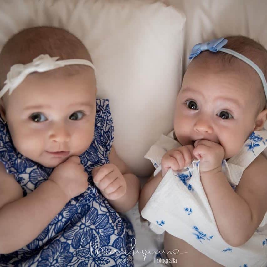 シェイラ・カストロのインスタグラム：「Mais uma do ensaio de 3 meses pq ficou demais!!! Hehehe! Vcs acham que elas se parecem comigo ou com o pai? Eu acho que cada uma parece com um! Minhas lindinhas! #albumdalizeninna #maedegemeas #twins」