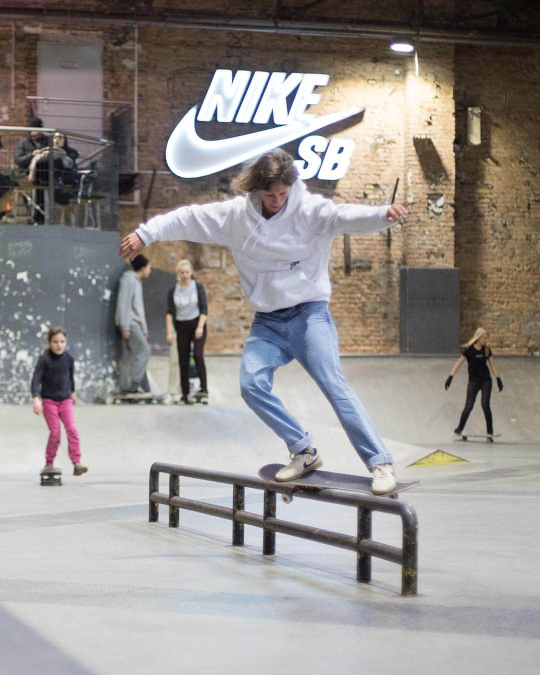 Nike Skateboardingさんのインスタグラム写真 - (Nike SkateboardingInstagram)「On March 8, we celebrated International Women's Day across the globe by hosting girls night skate park takeovers in Barcelona, Buenos Aires, Berlin, London, Portland and beyond.  This collective group of skateboarders united by the bond of a useless wooden toy empowering each other and, most importantly, having fun.  Swipe through to see more.  1. @skateagora for @asiplanchaba session 2. #IWD2019 pin 3. @paolaflores90 hippie jump 4. Barcelona crew 5. @girls_invasionsb Buenos Aires contest 6. @nikesbshelter feeble 7. DIY'n in Berlin 8/9. @skatelikeagirlpdx squad 10. ✌️ London」3月20日 23時10分 - nikesb