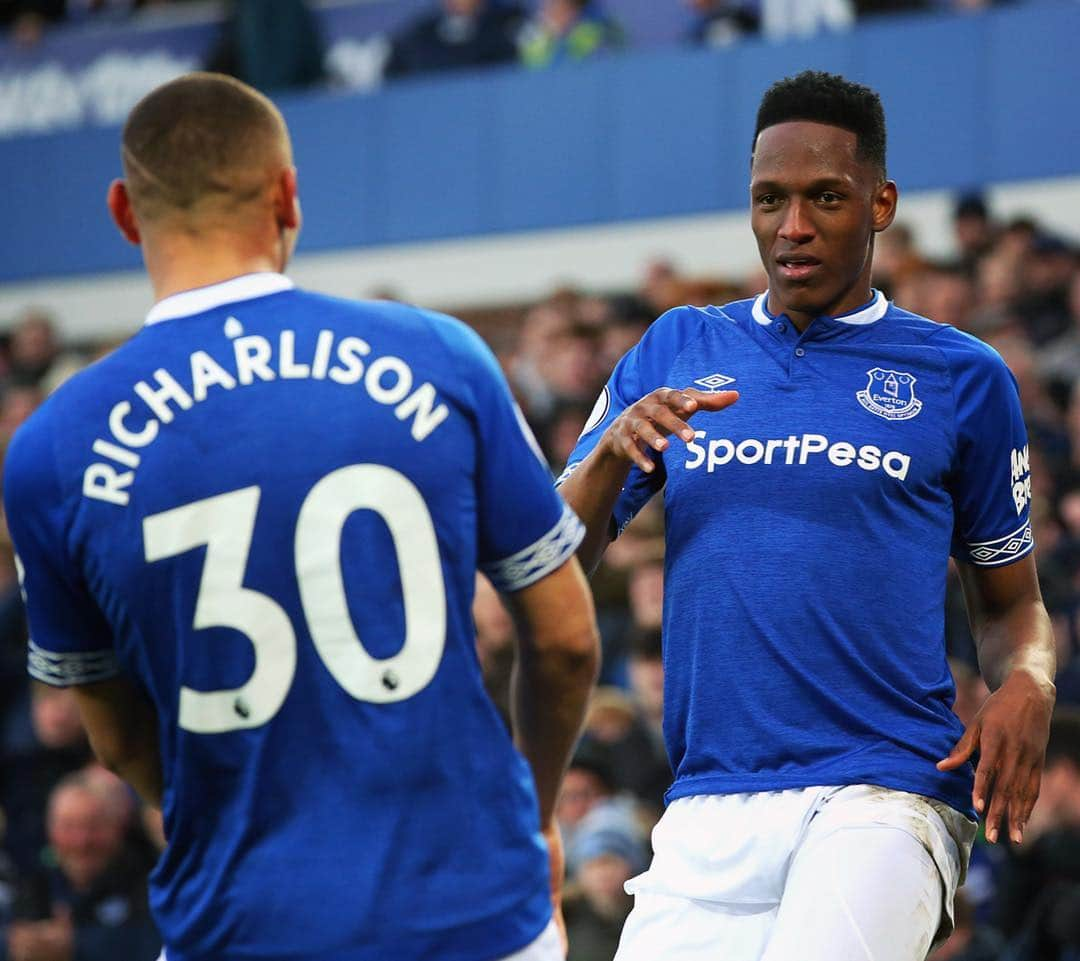 エヴァートンFCさんのインスタグラム写真 - (エヴァートンFCInstagram)「Dance like a sold-out Goodison is watching... 😅🕺 • • • #everton #efc #coyb #mina #richarlison #celebration #dance #eveche #chelsea #goal #goodison #pl #seleçãobrasileira #seleccioncolombia」3月20日 23時10分 - everton